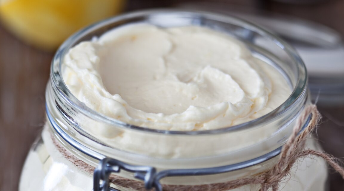 Curd for Hair Benefits and How to Apply It
