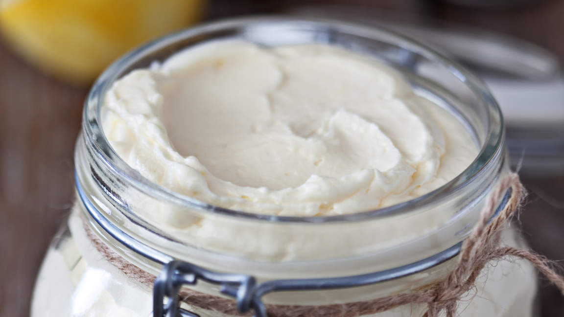 Curd for Hair Benefits and How to Apply It
