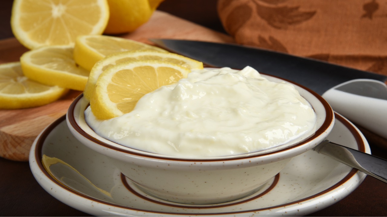 2. The Dandruff Destroyer (Curd + Lemon)