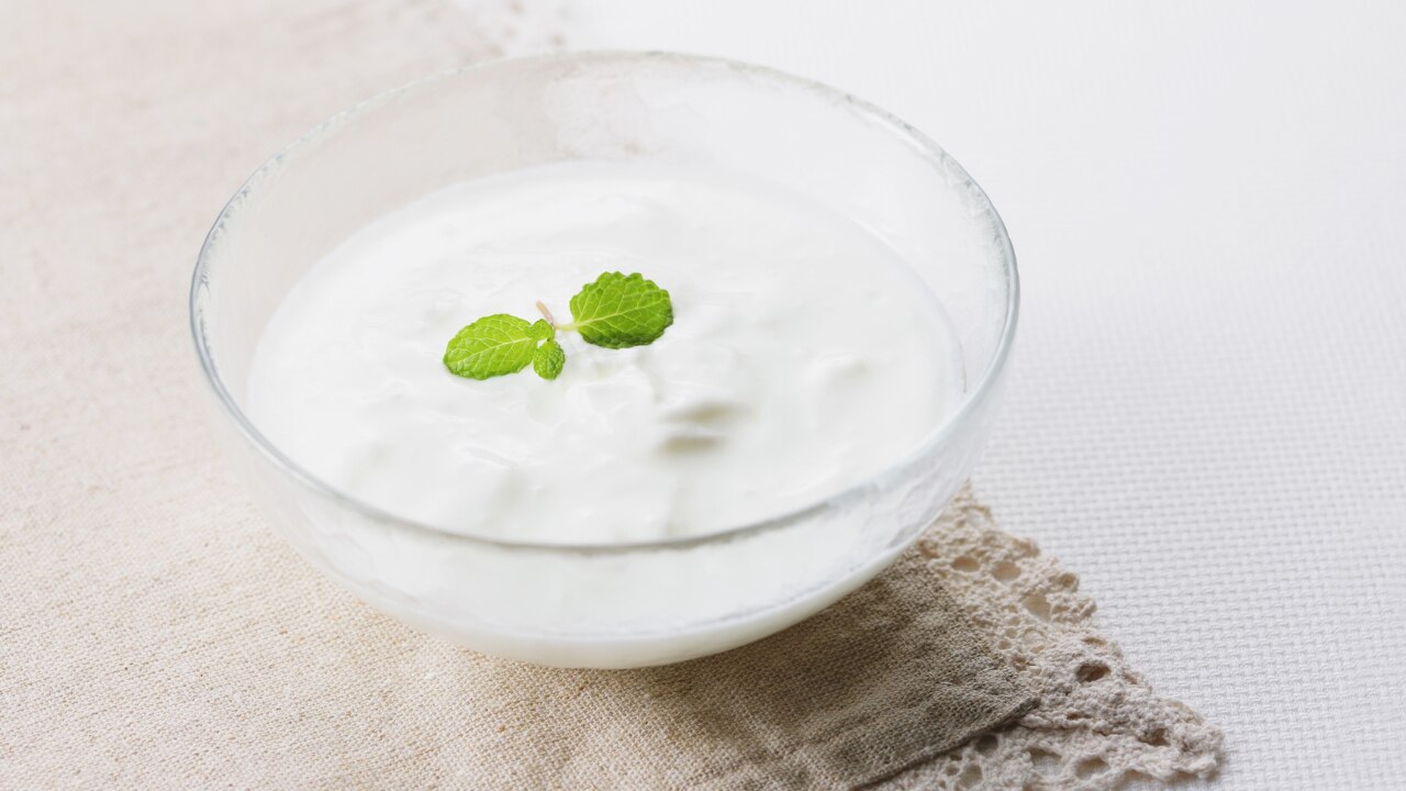 3. The Growth Booster (Curd + Curry Leaves)