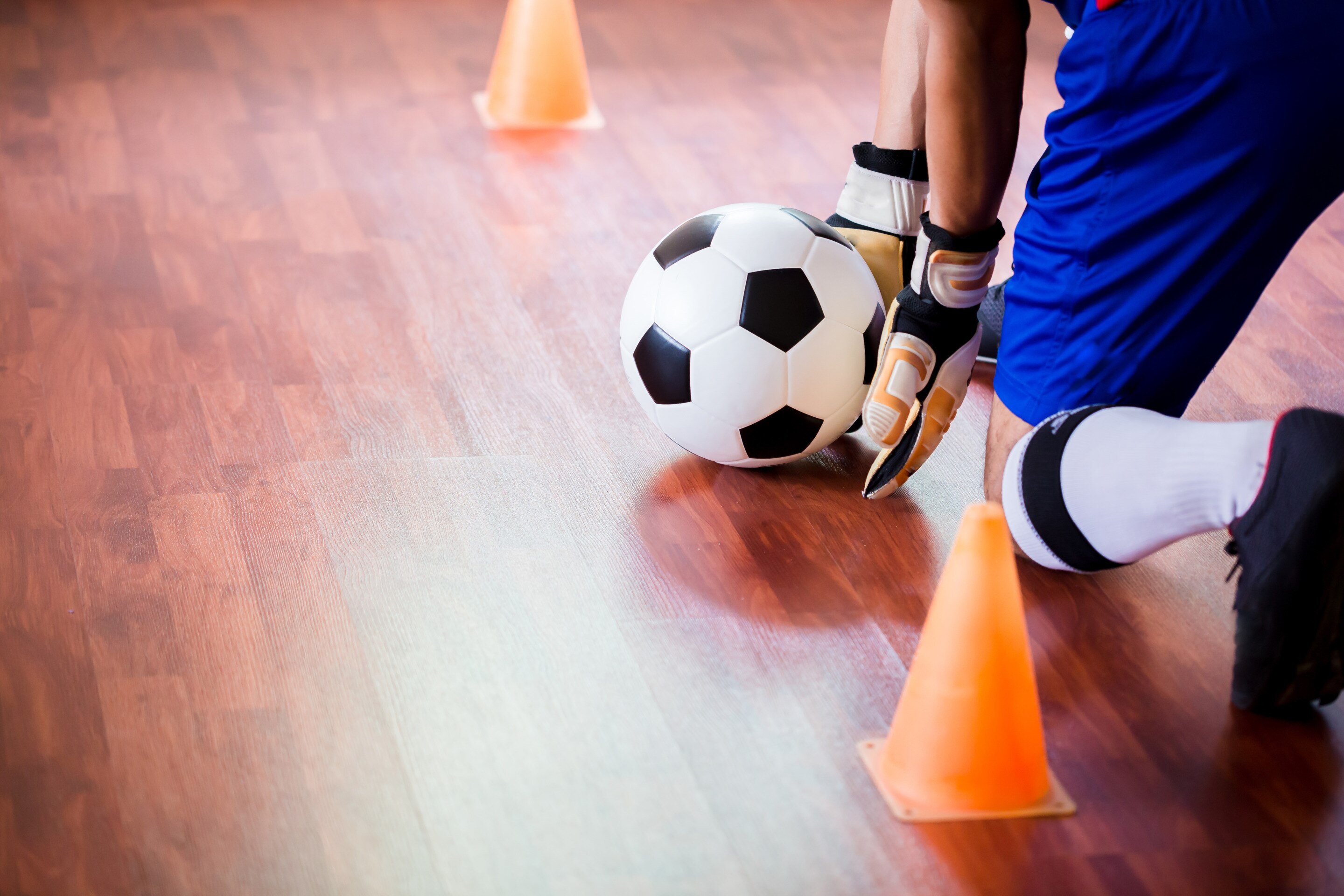 seorang kiper hendak melempar bola