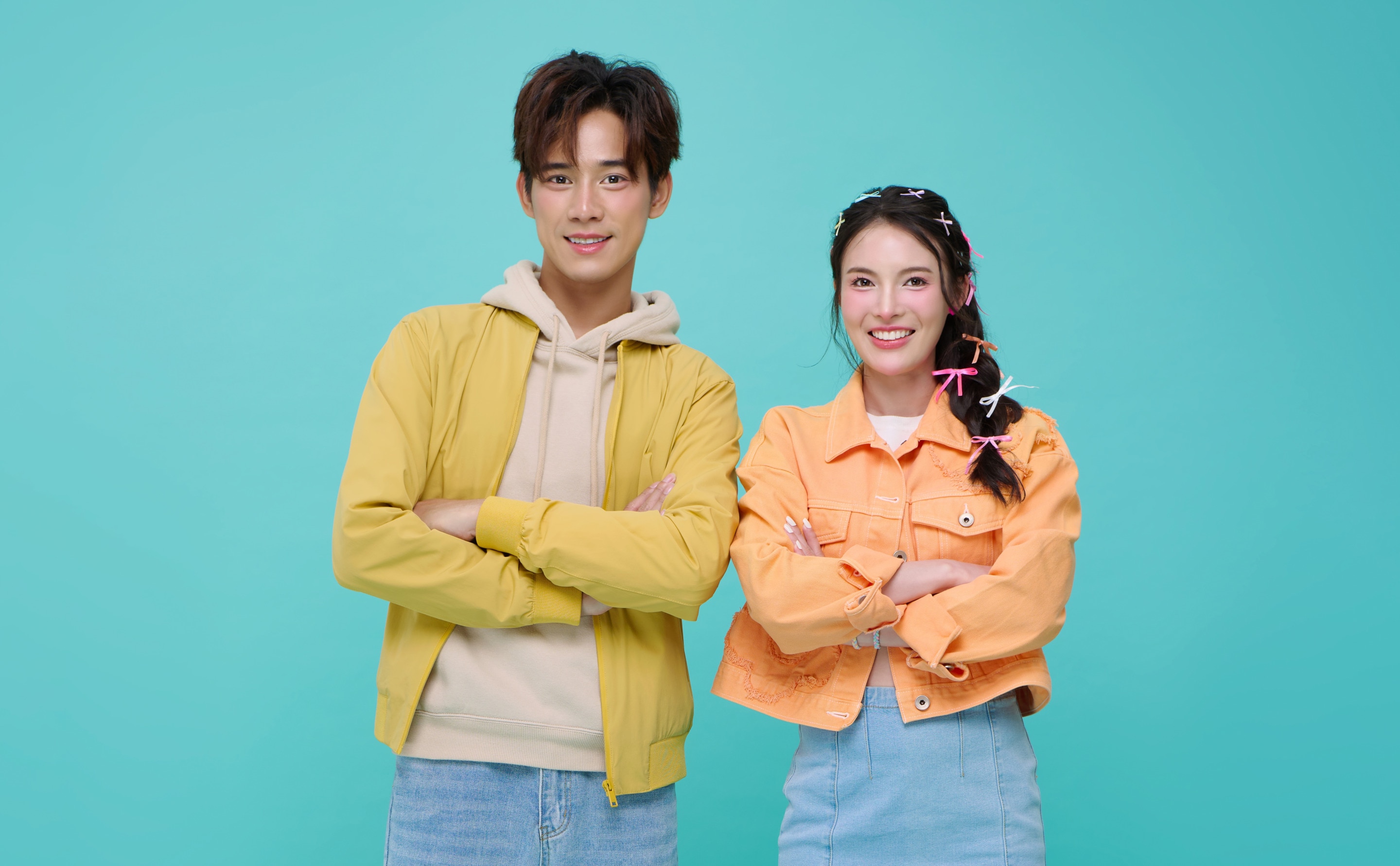 ada sepasang remaja yang tampak fresh dan bebas bau badan.