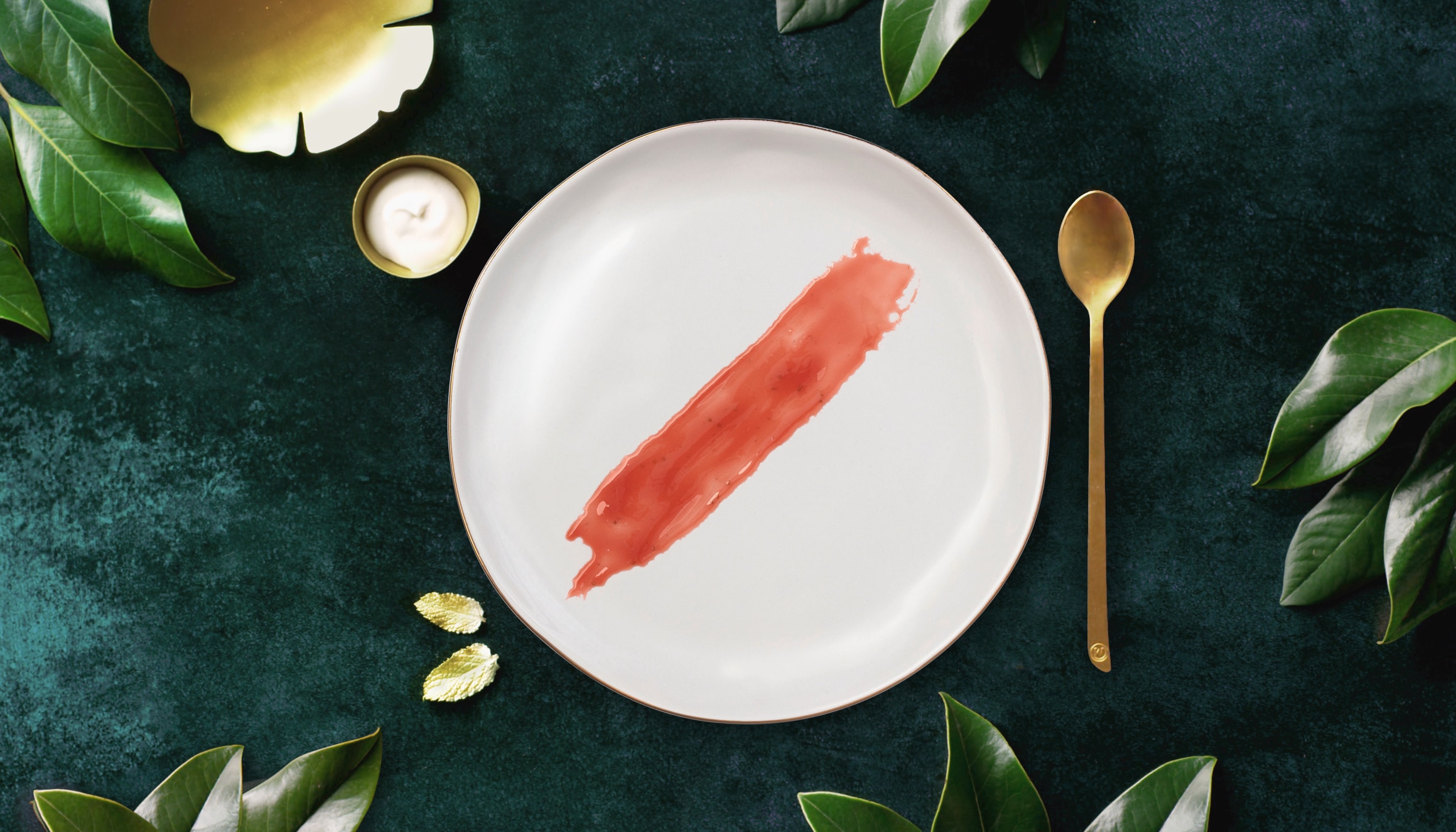 mit einem Esslöffel einen breiten Streifen Erdbeersauce auf dem Teller verteilen