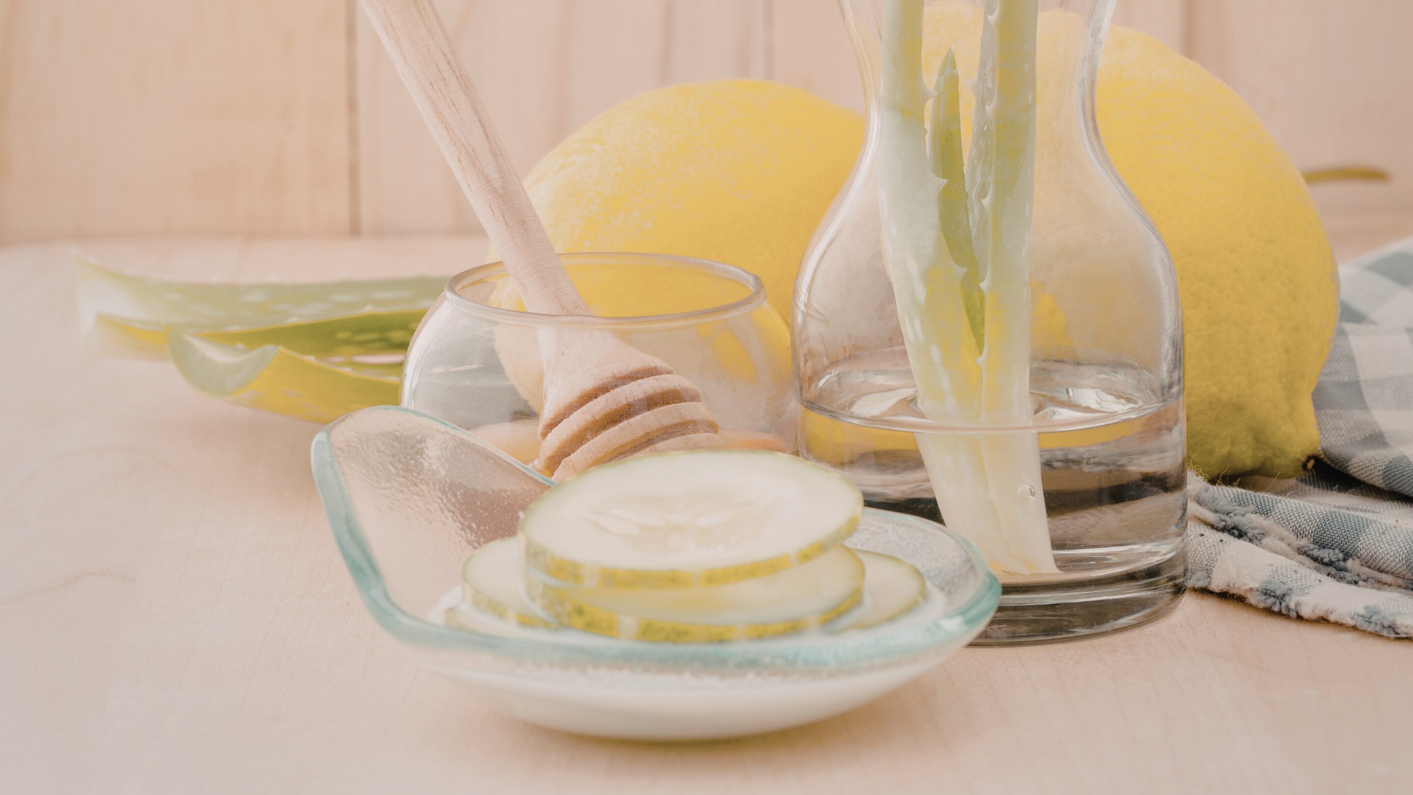 2. Aloe Vera & Lemon Mask