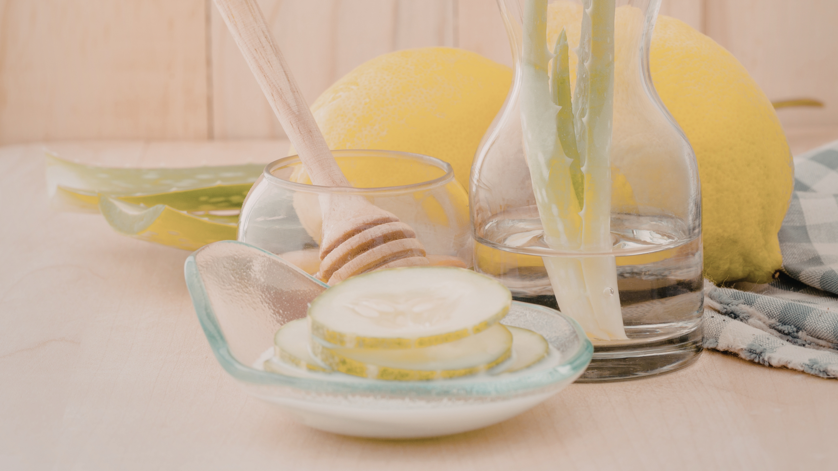 2. Aloe Vera & Lemon Mask