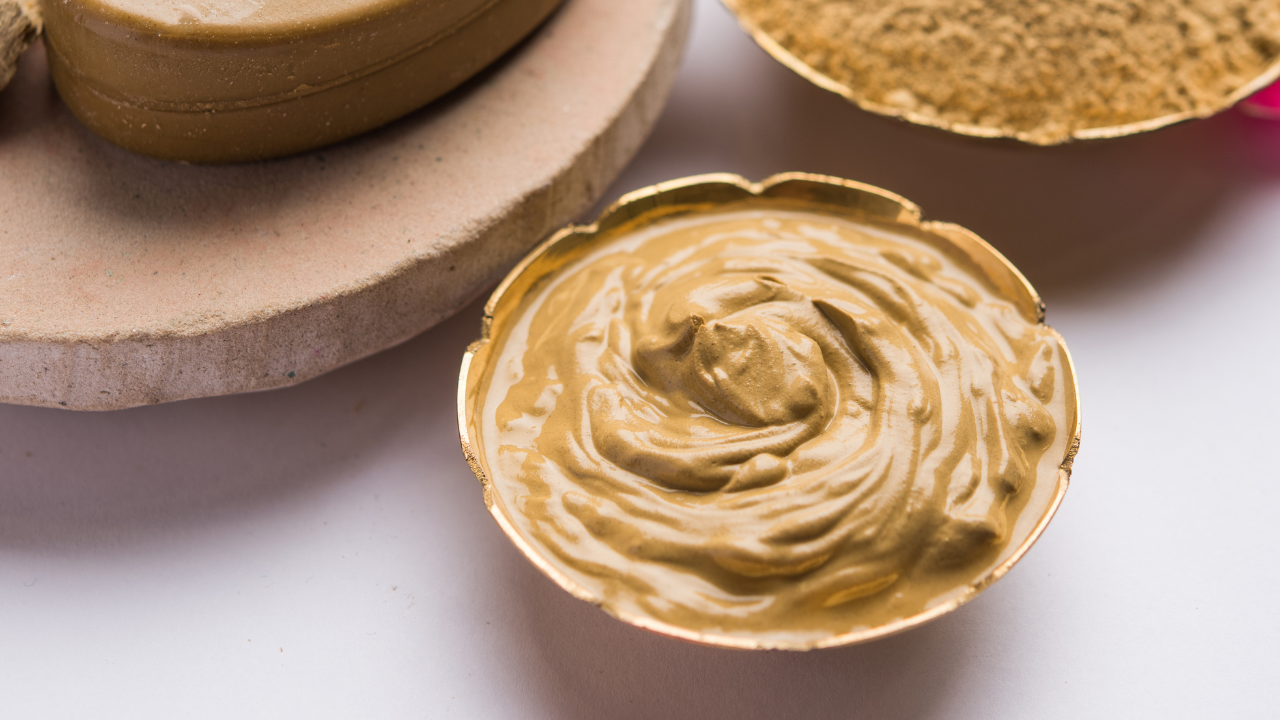 5. Besan + Fuller’s Earth (Multani Mitti) Face Pack