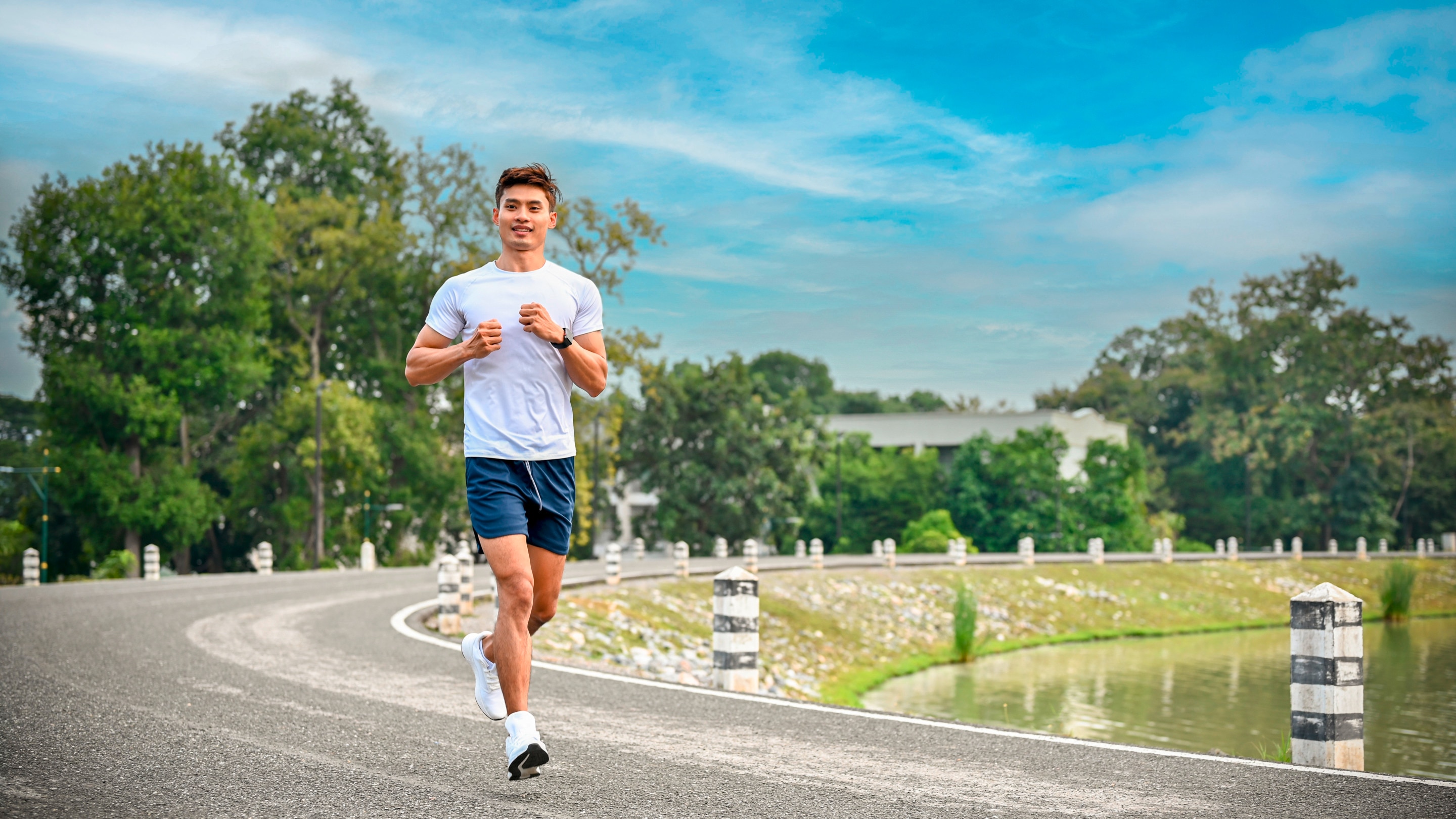 pria Asia sedang melakukan olahraga lari di taman 
