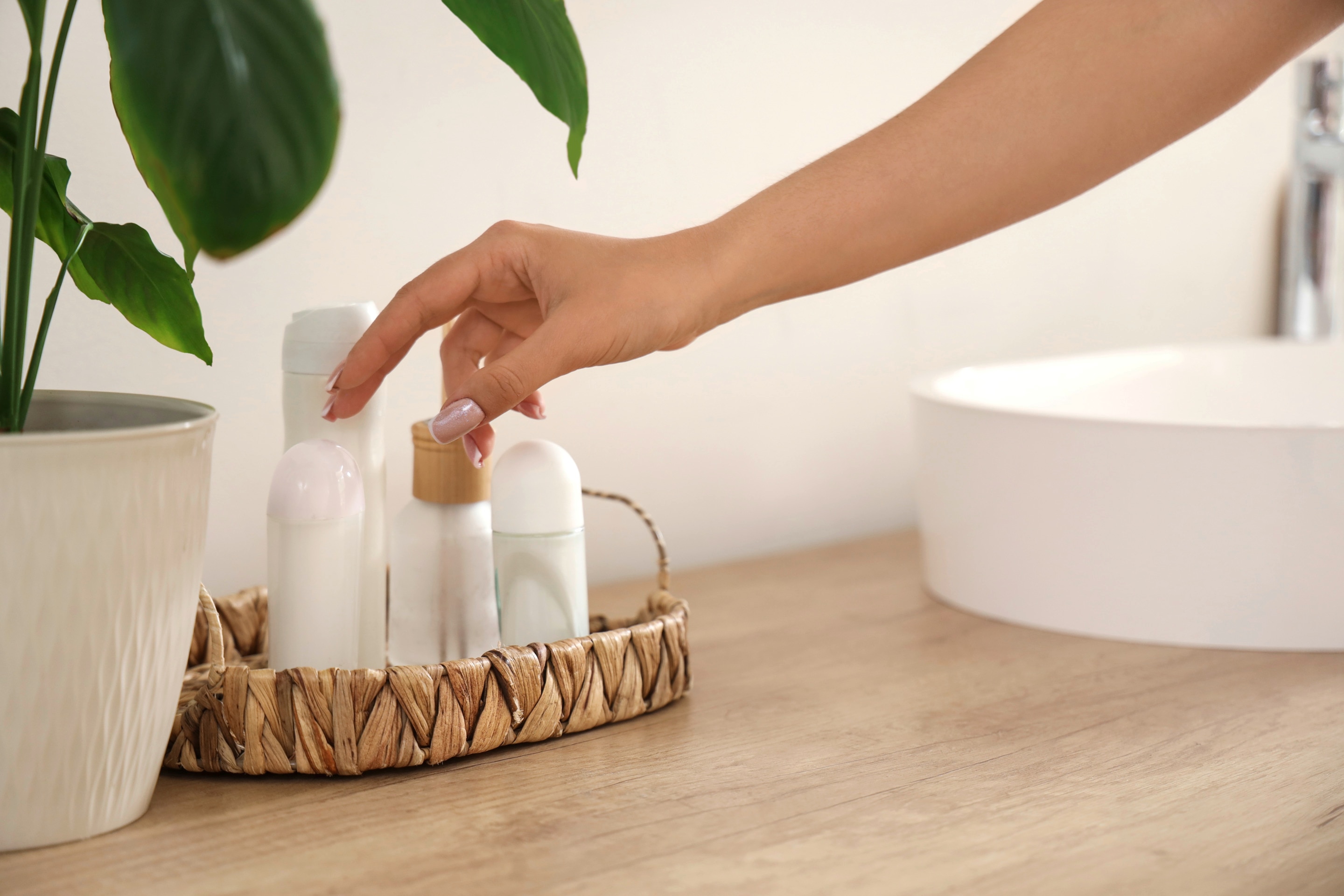 ada wanita yang sedang mengambil deodorant.