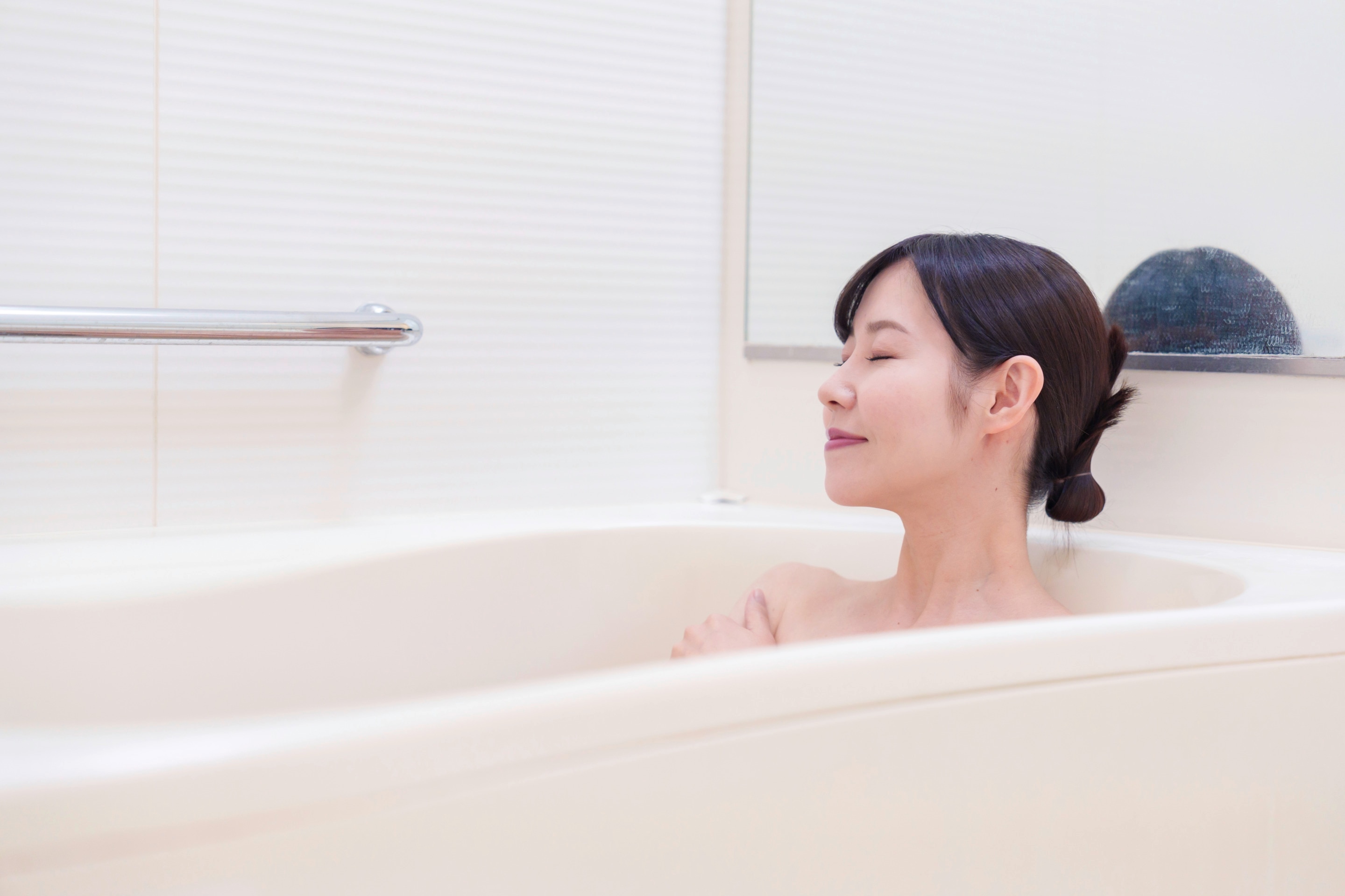 A colloidal soak or lukewarm bath does wonders for a tired new mom and her postpartum hives. 