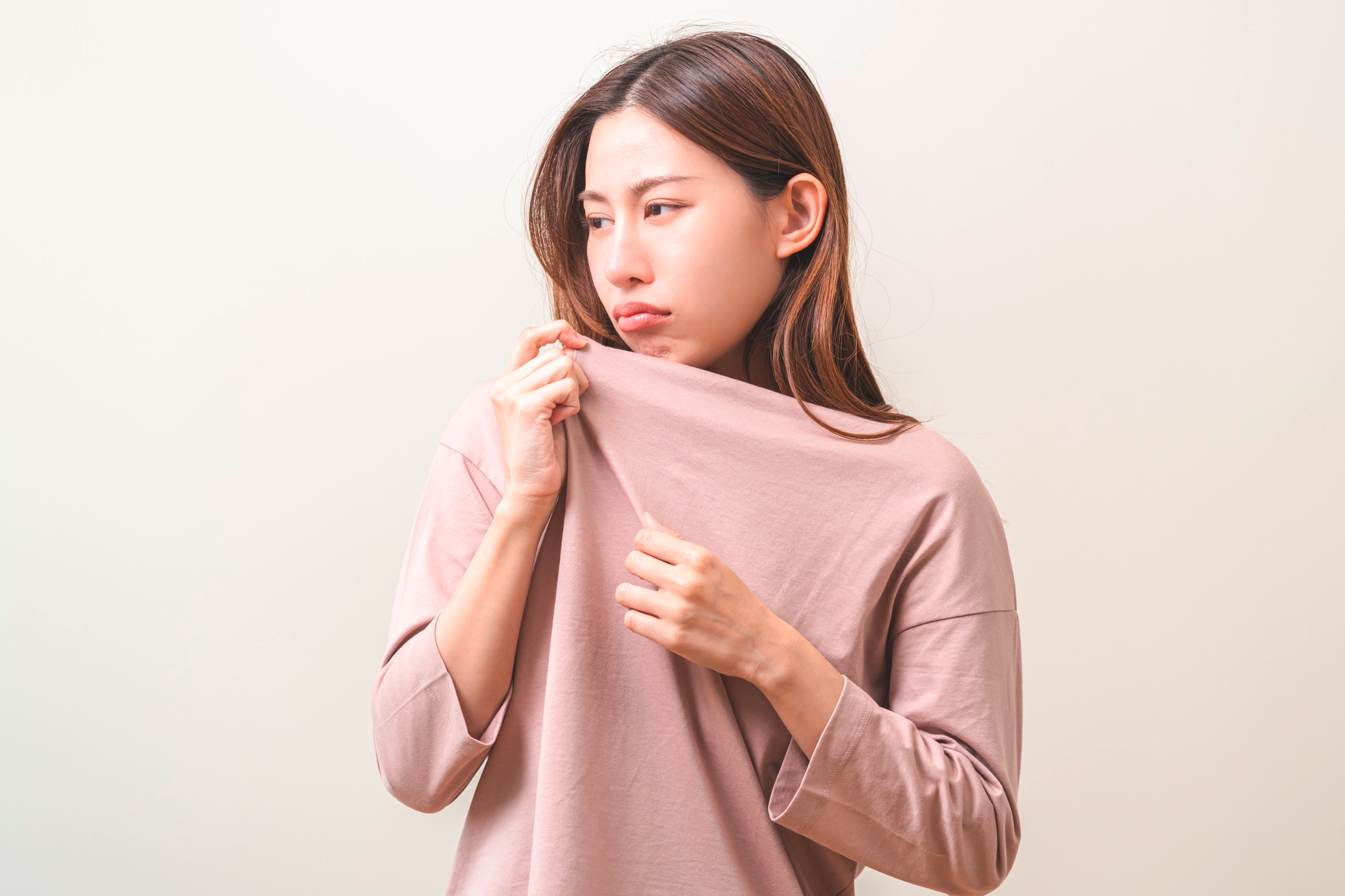 ada wanita Asia yang terganggu dengan ketiak bau