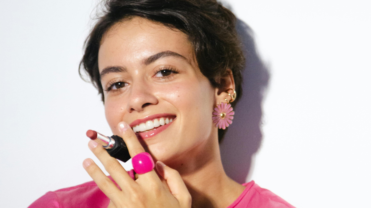 Benefits of Wearing Pink Lipstick
