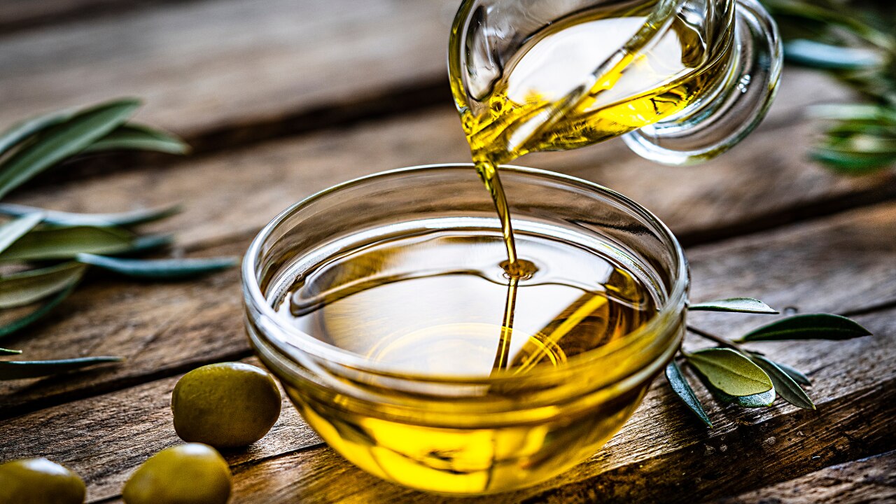 2. Egg and Olive Oil Hair Mask