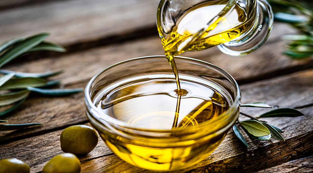 2. Egg and Olive Oil Hair Mask