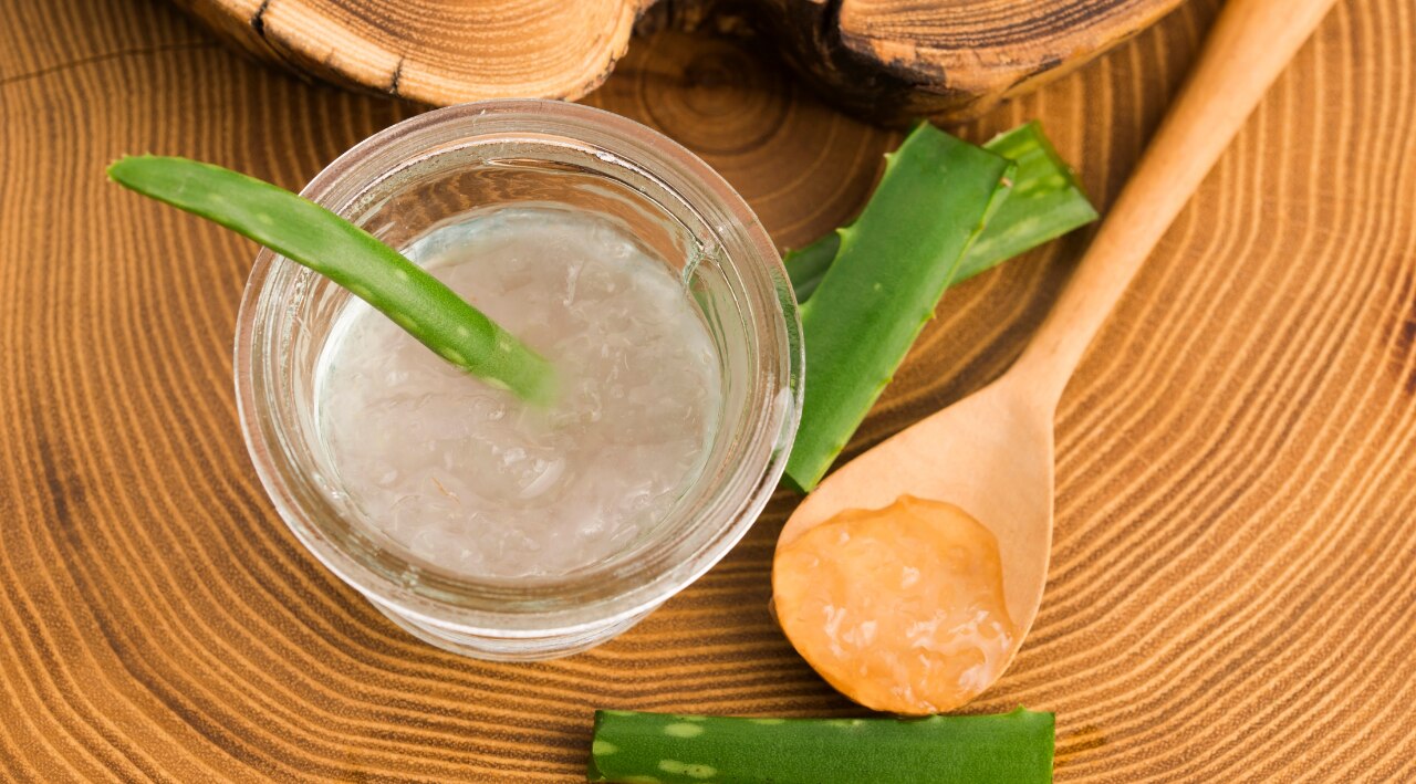 3. Bhringraj Oil and Aloe Vera Scalp Mask