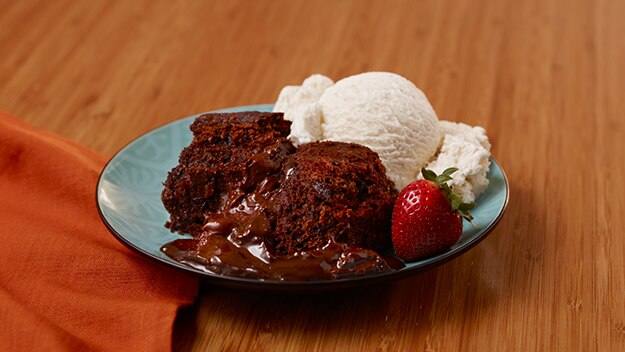 Pastel De Chocolate Y Crema De Cacahuate Con Centro Liquido
