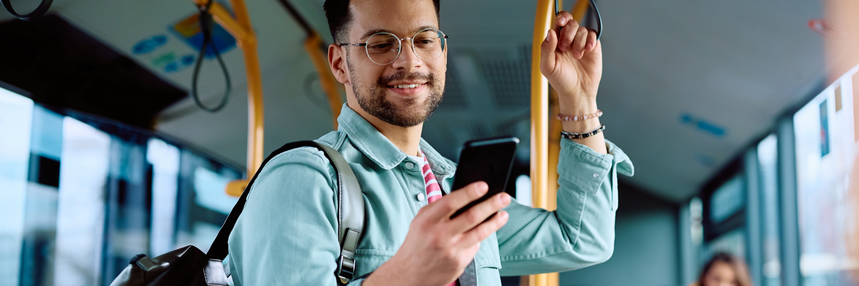 Man on a bus reading a text from his phone with no sign of excessive sweating 