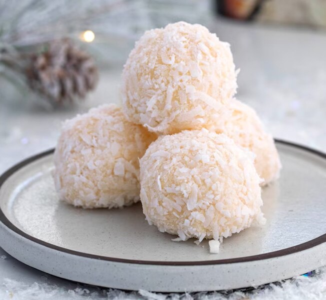 Easy No-Bake Coconut Ice Cream Snowballs