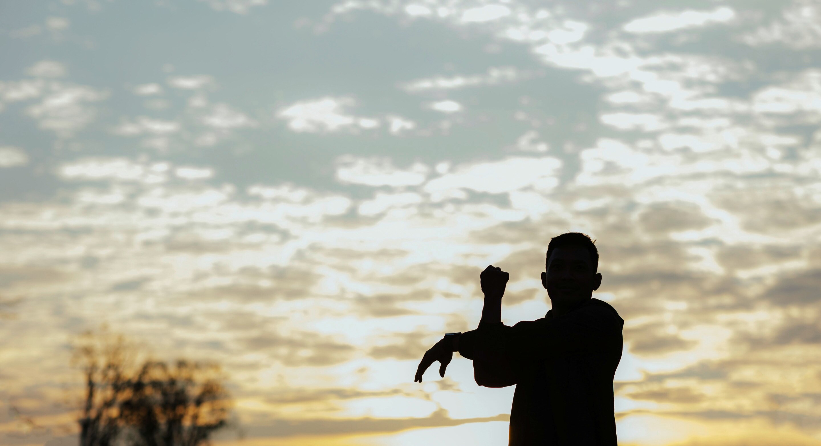 ada pria sedang melakukan stretching di pagi hari