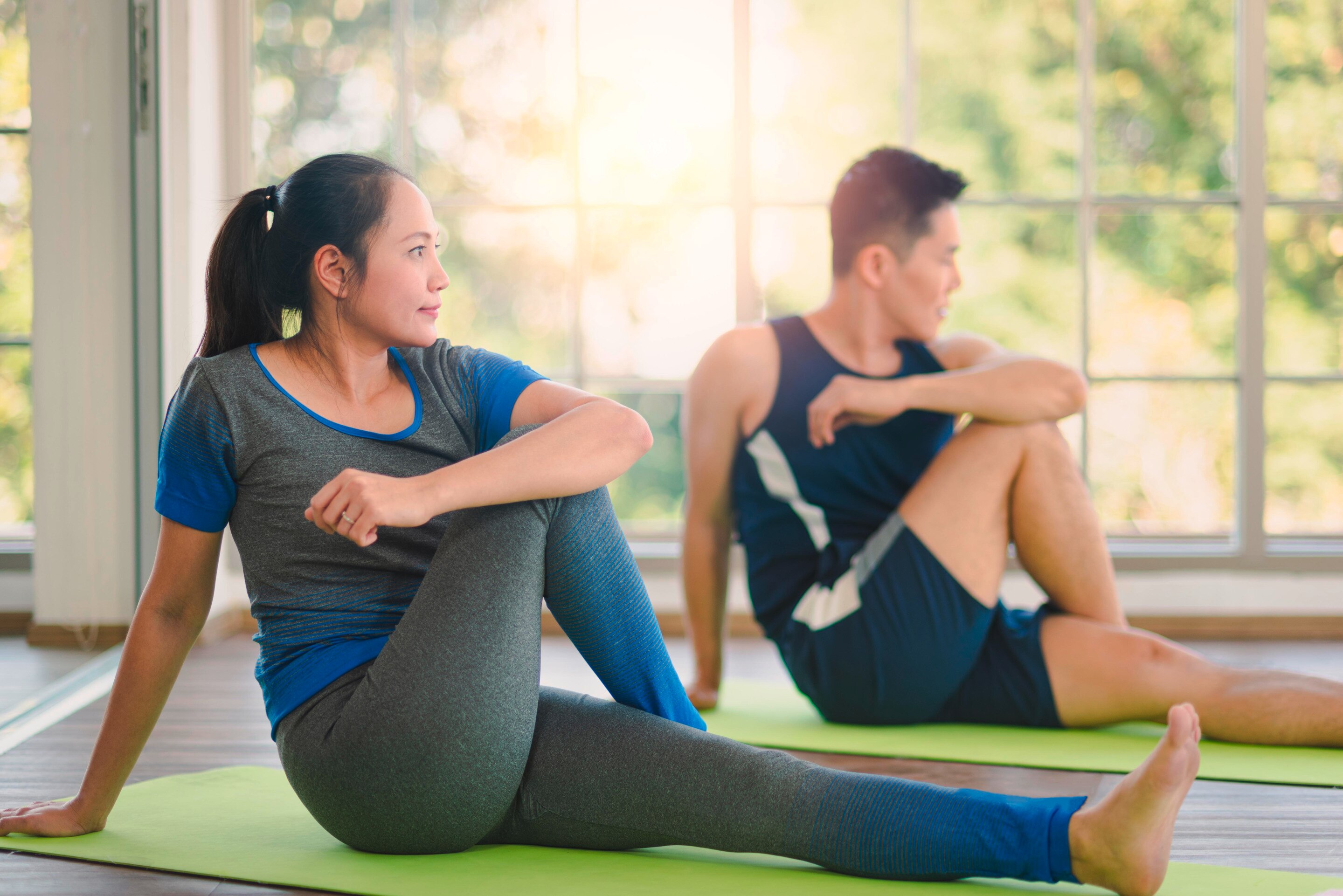ada pasangan Asia sedang berolahraga untuk mengecilkan perut
