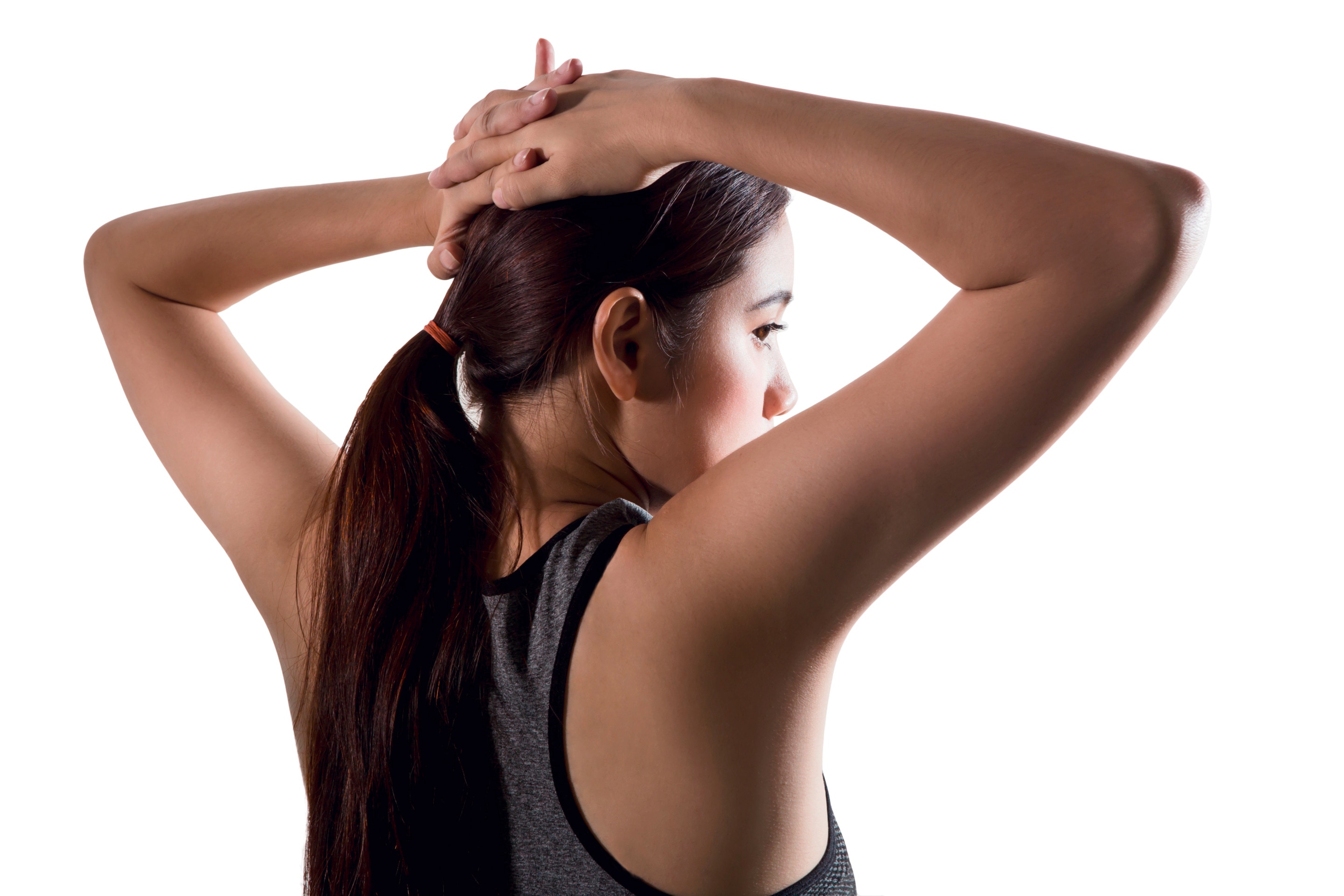 ada seorang wanita Asia tampak belakang sedang menunjukkan ketiak yang gatal dan menghitam