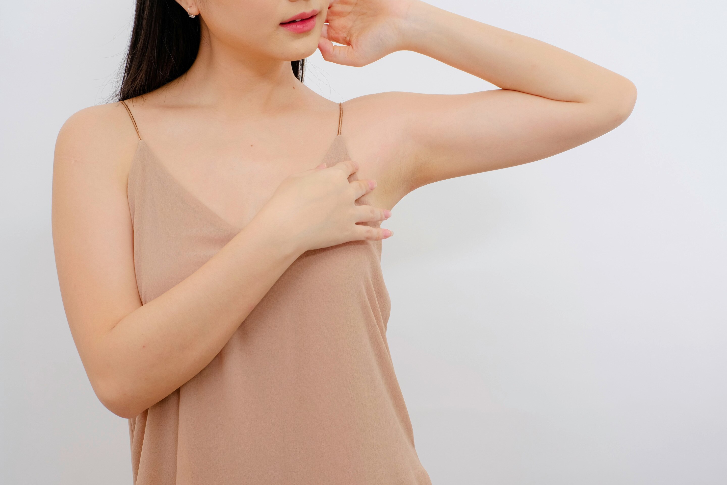 ada seorang wanita Asia sedang menunjukkan ketiak