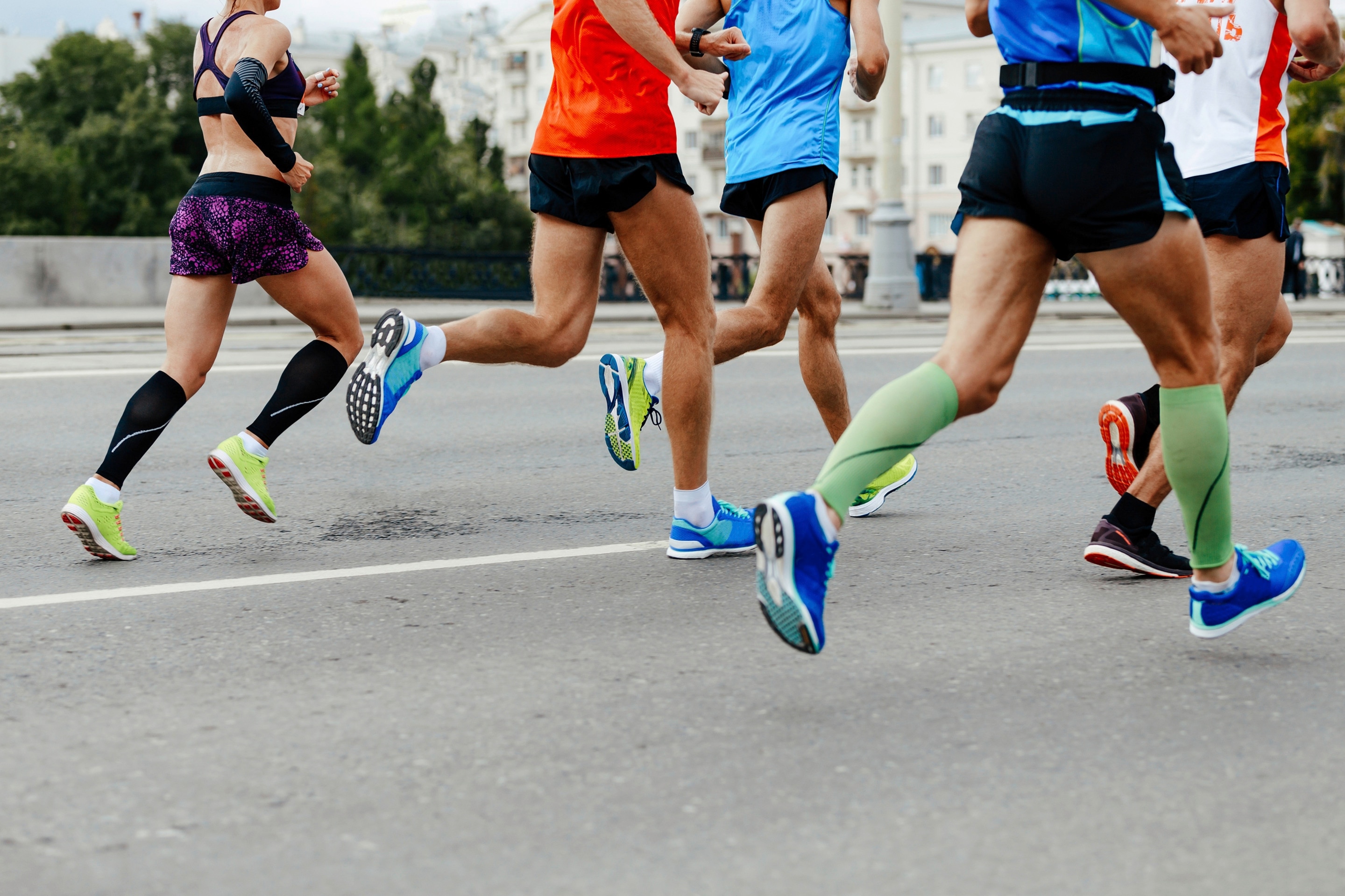 ada kelompok orang yang sedang melakukan lari marathon bersama