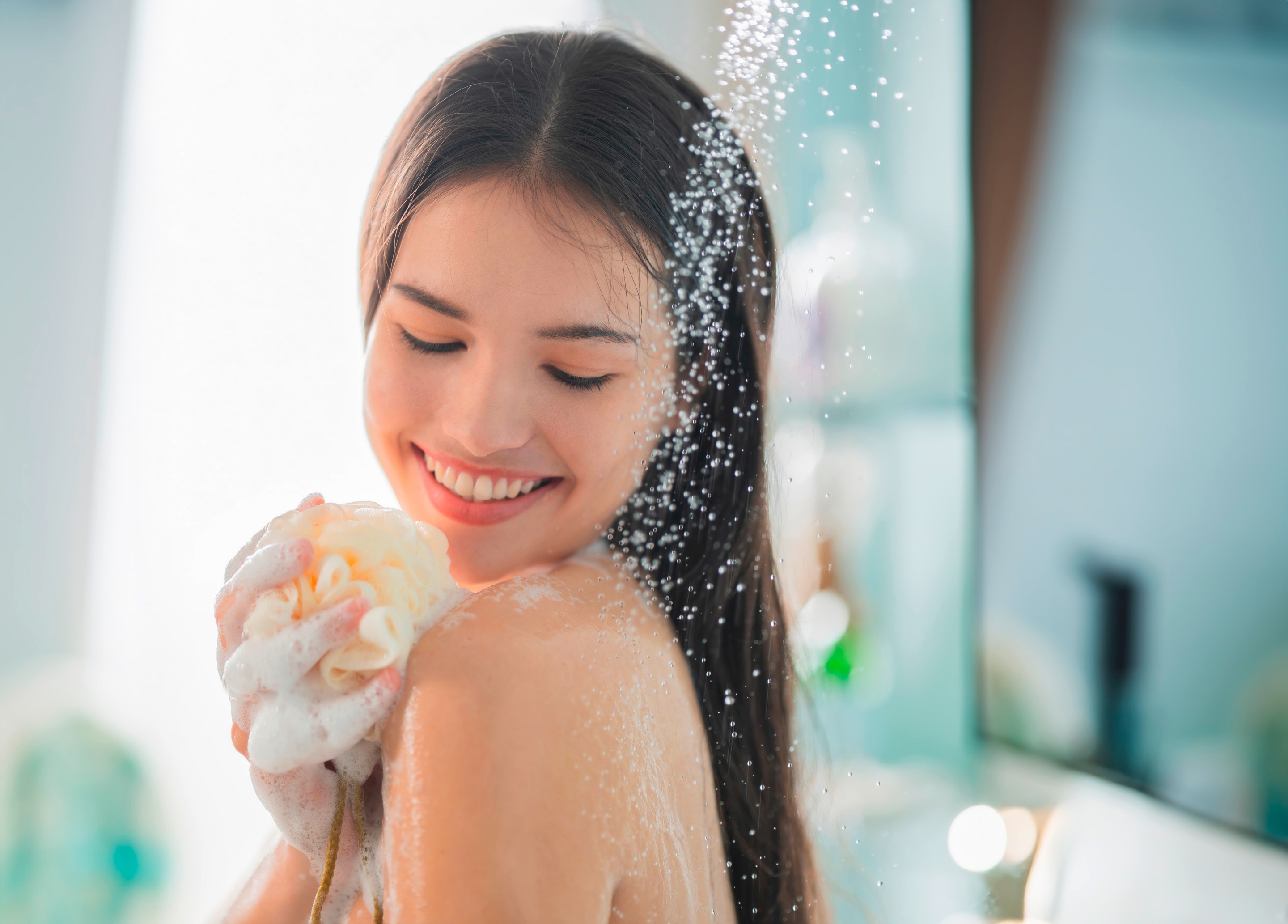 Seperti yang terlihat pada foto, ada wanita Asia sedang mandi menggunakan sabun 