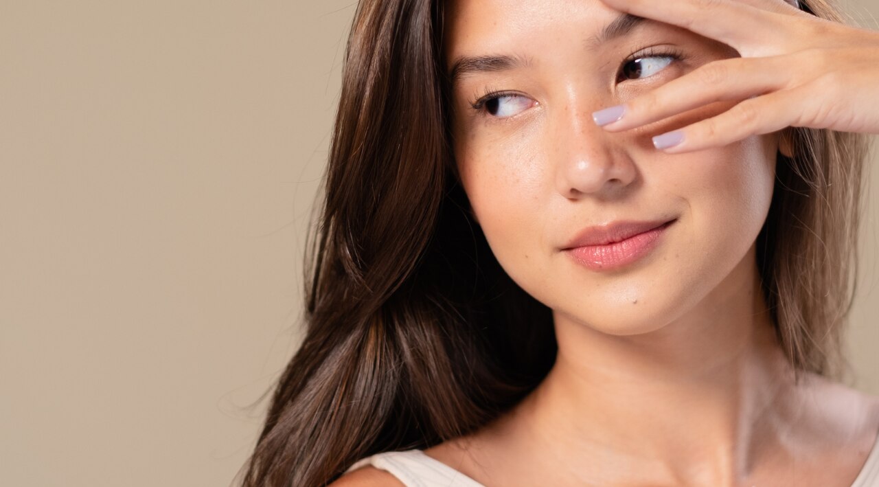 Tightens Pores and Controls  Oil :