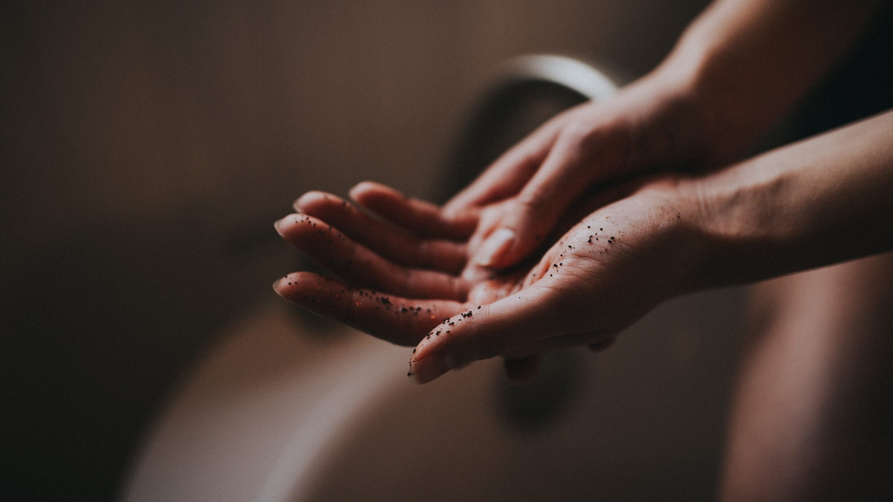 How A Body Scrub Works on the Skin