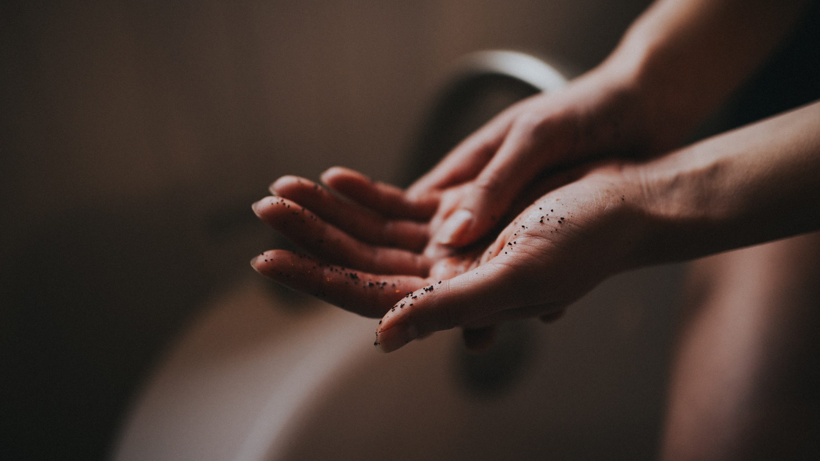 How A Body Scrub Works on the Skin
