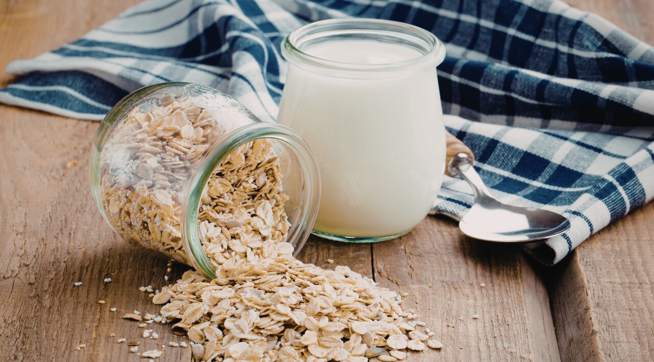 2. Oatmeal and Yogurt Moisturizing Scrub