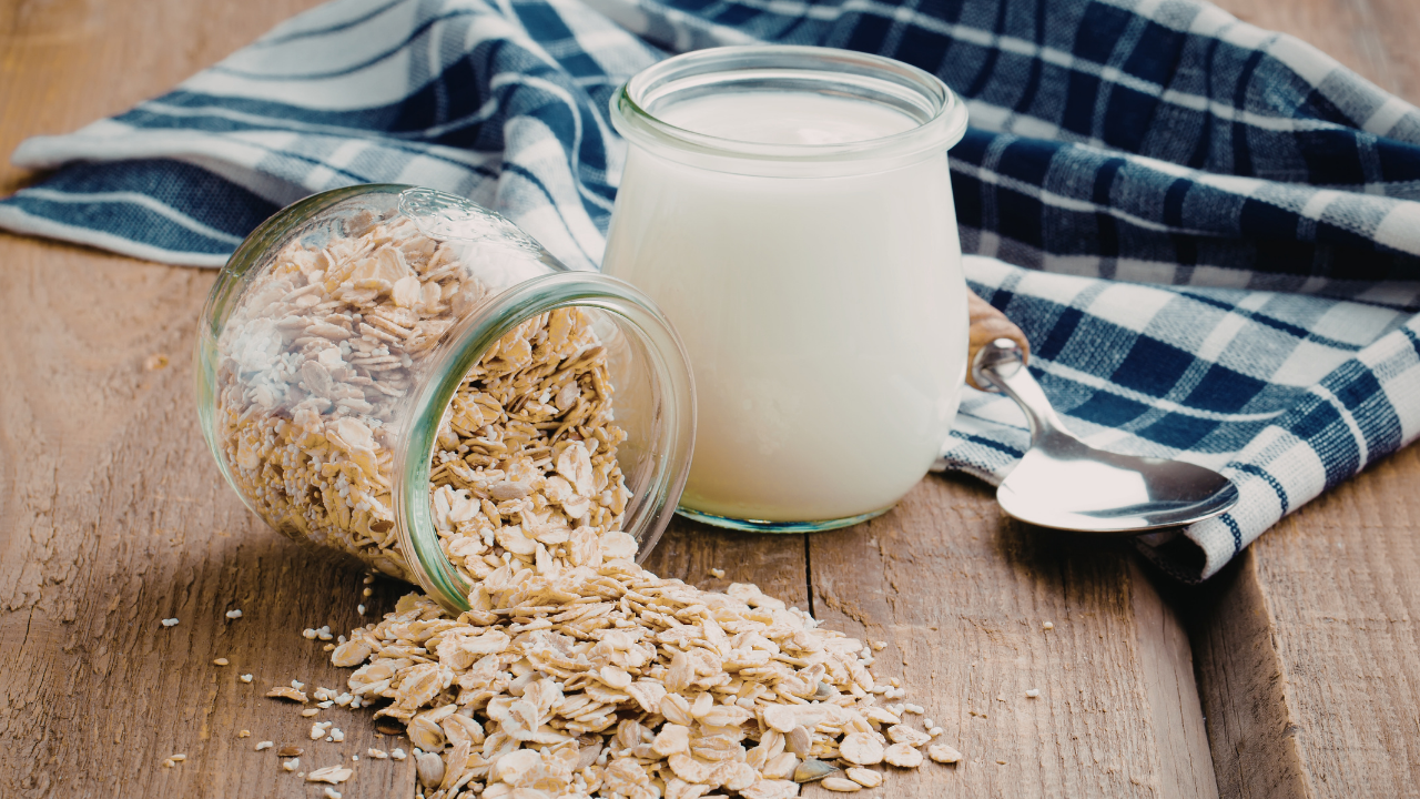 2. Oatmeal and Yogurt Moisturizing Scrub