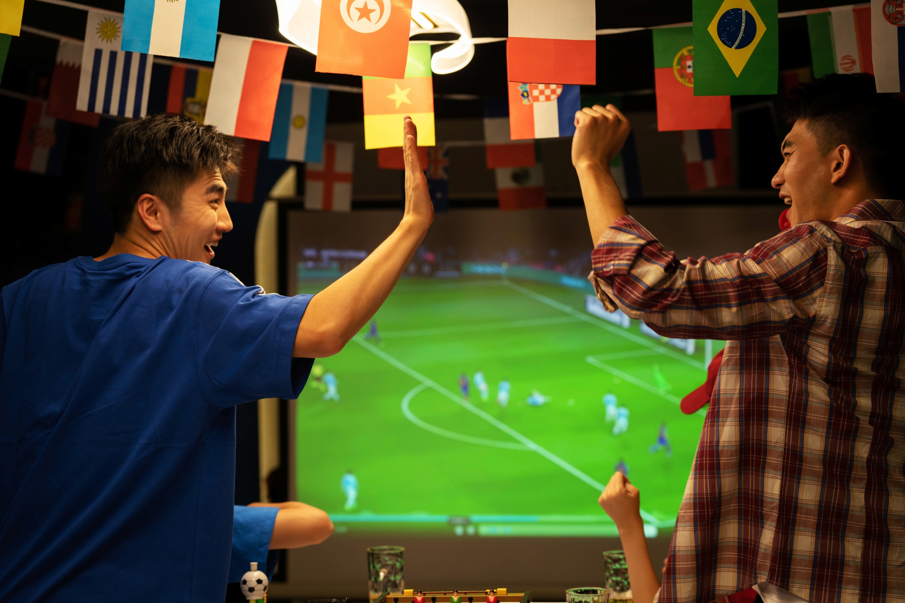 sekelompok pria sedang nobar piala dunia fifa 2026.