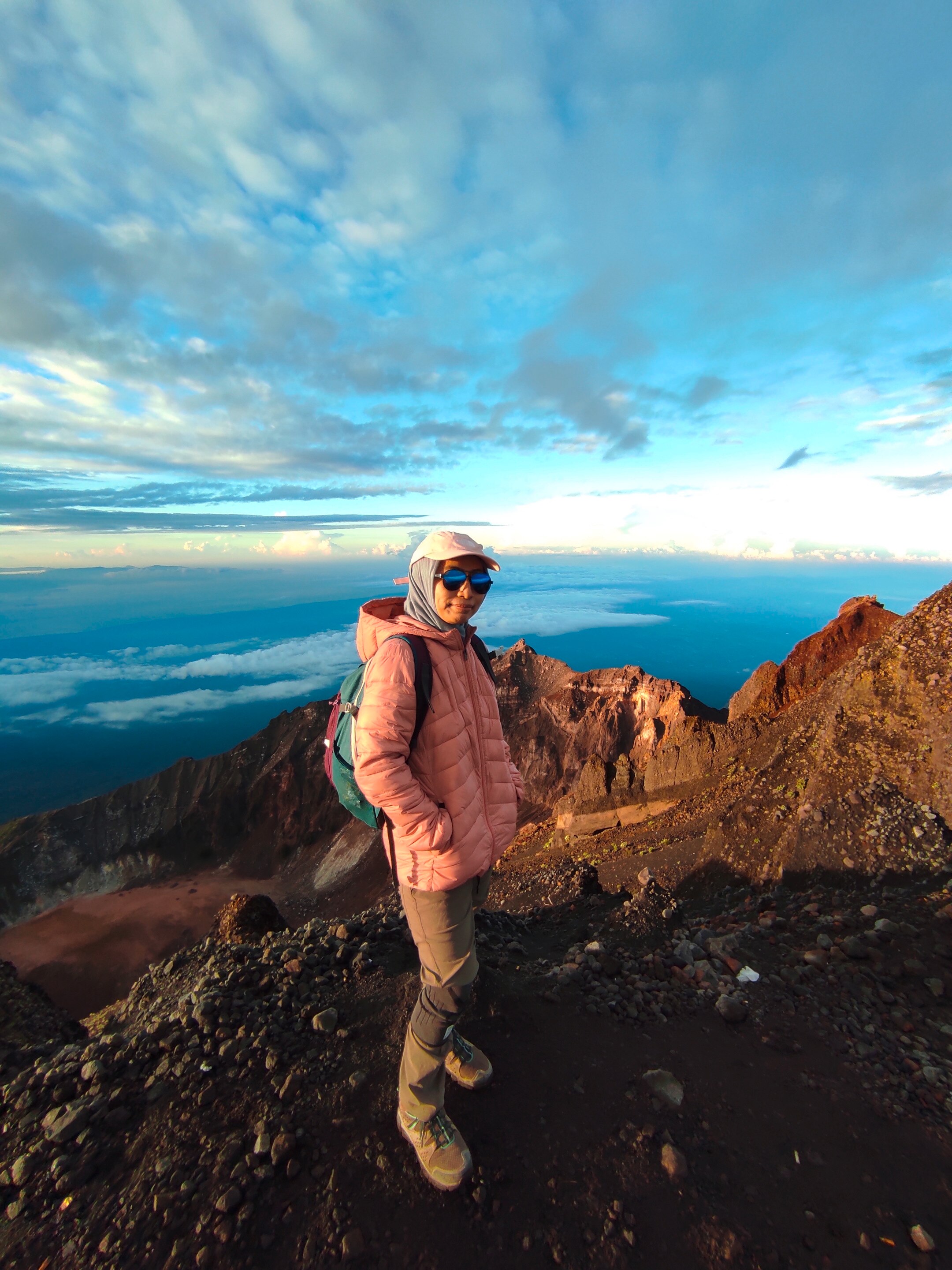 wanita berhijab sedang hiking.