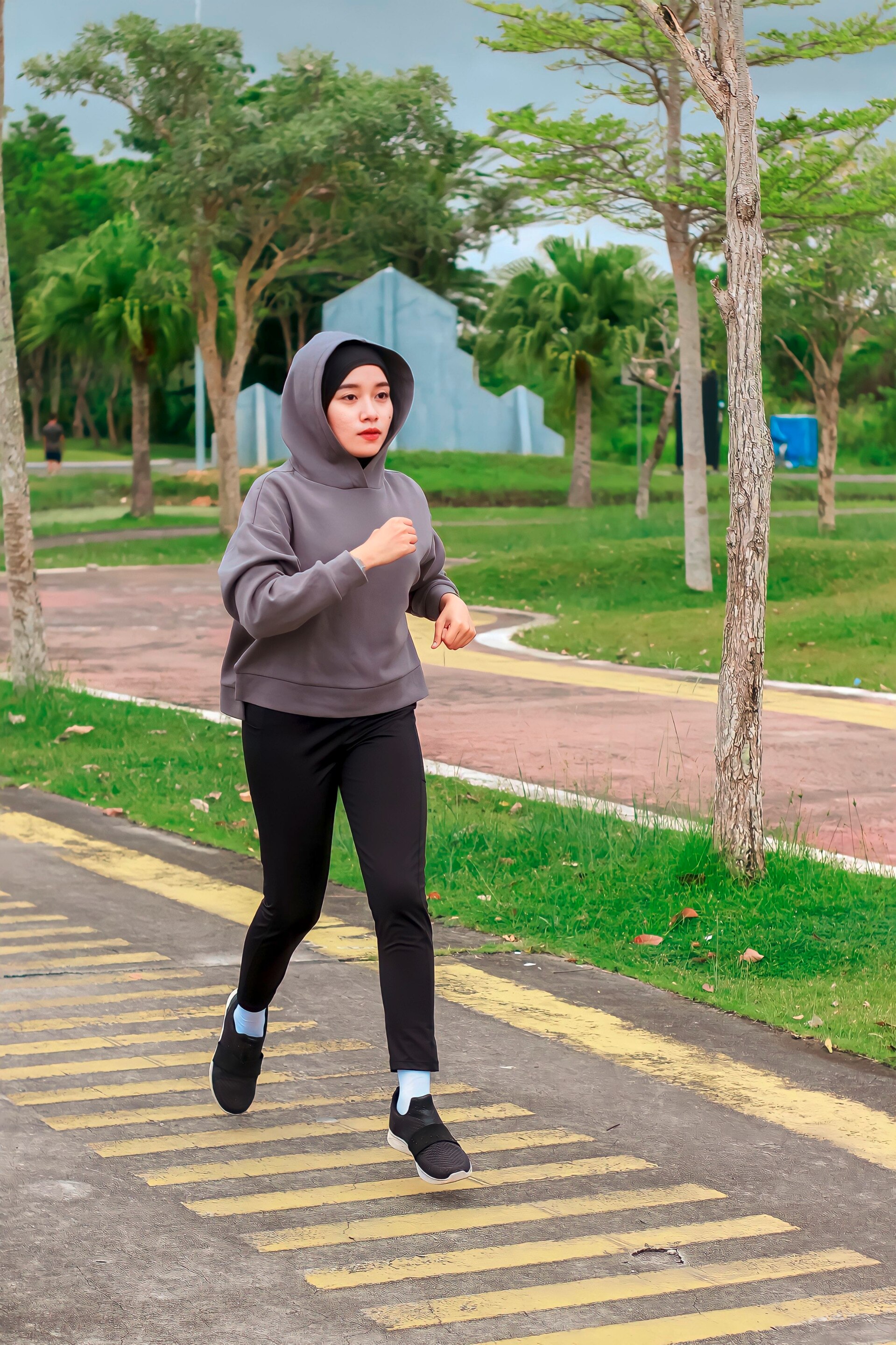 wanita berhijab sedang jogging.