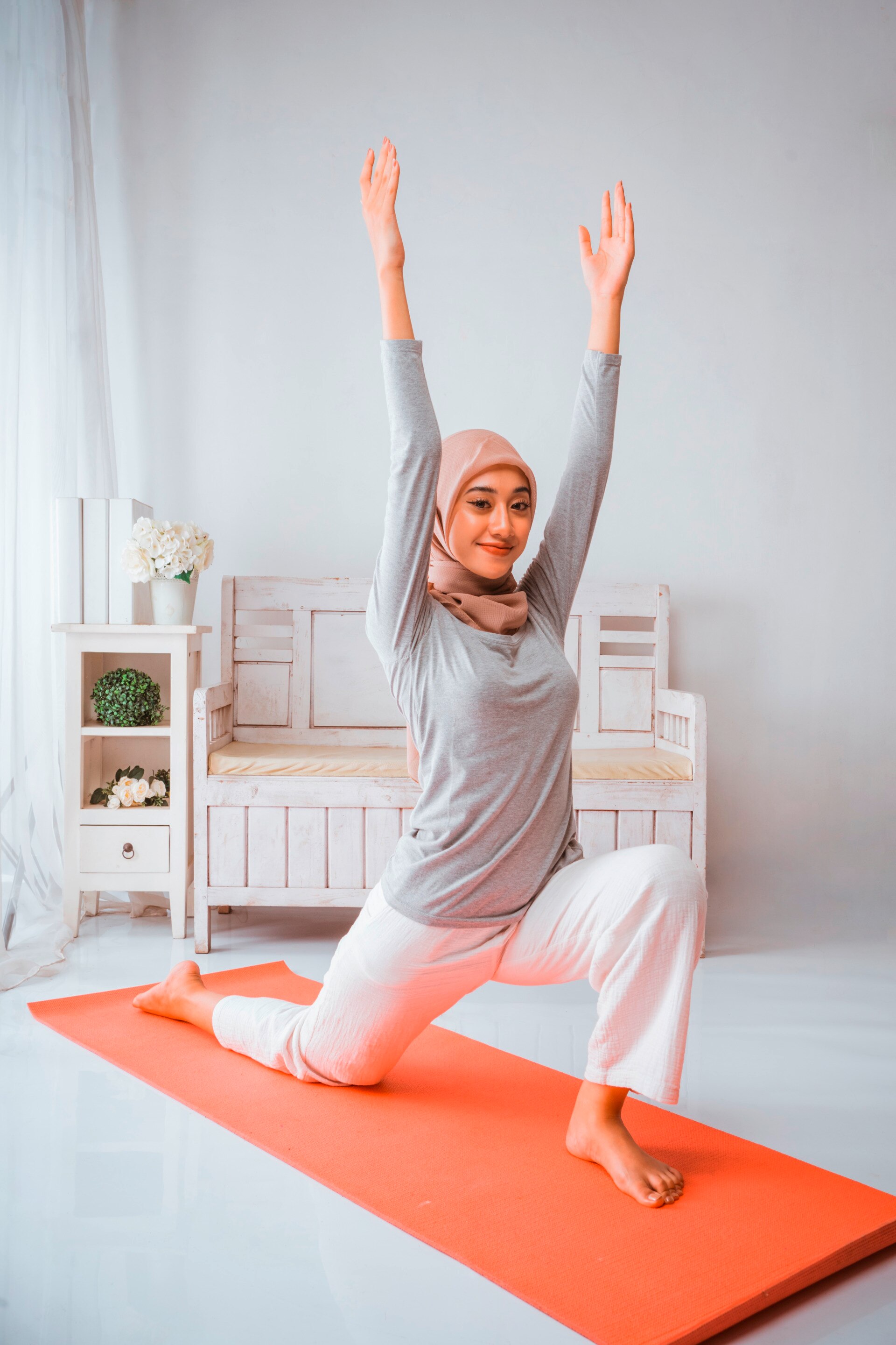 wanita berhijab sedang yoga.