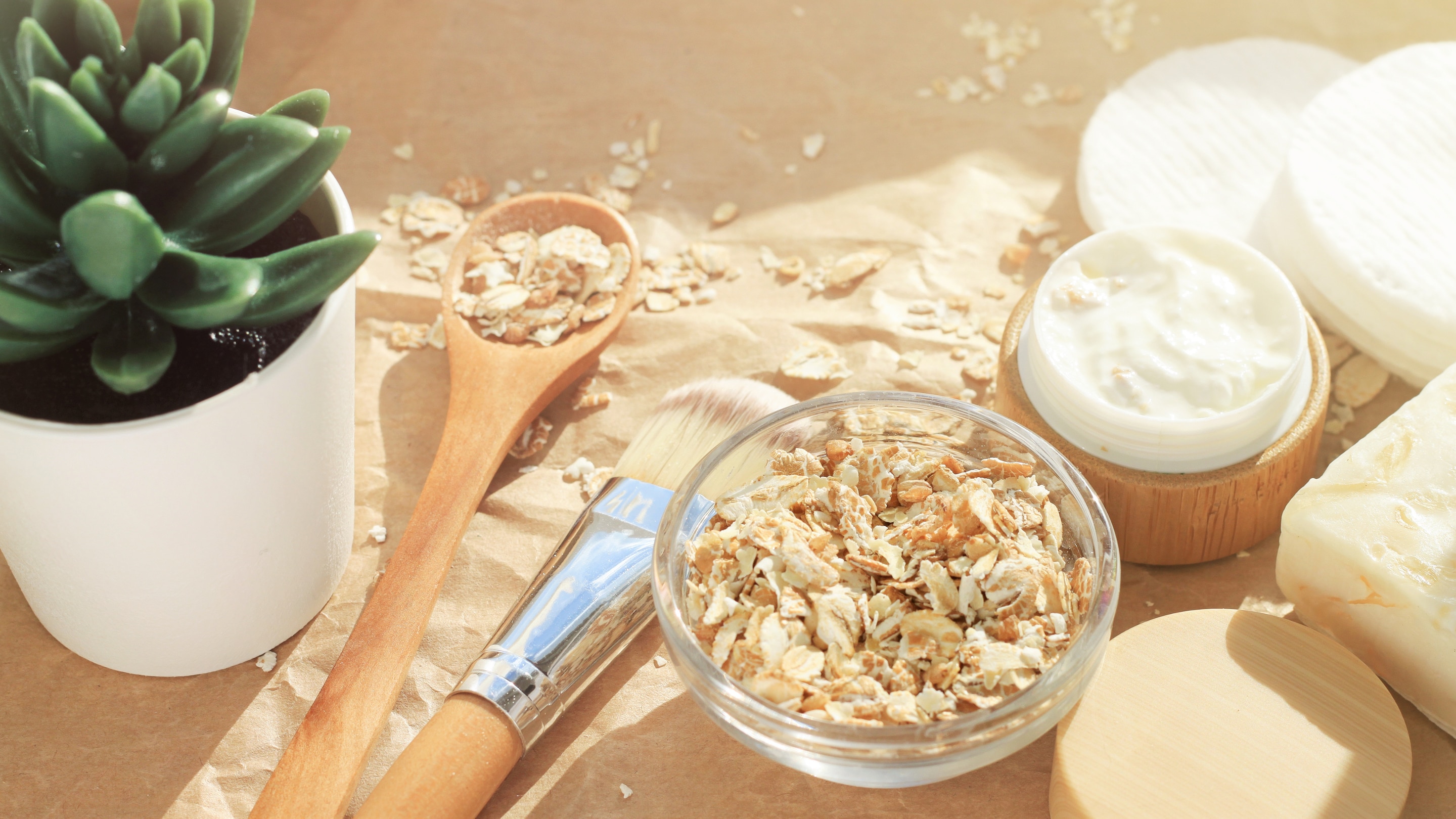 Image of Oatmeal Scrub: Key Benefits, How to Make & DIY Recipes
