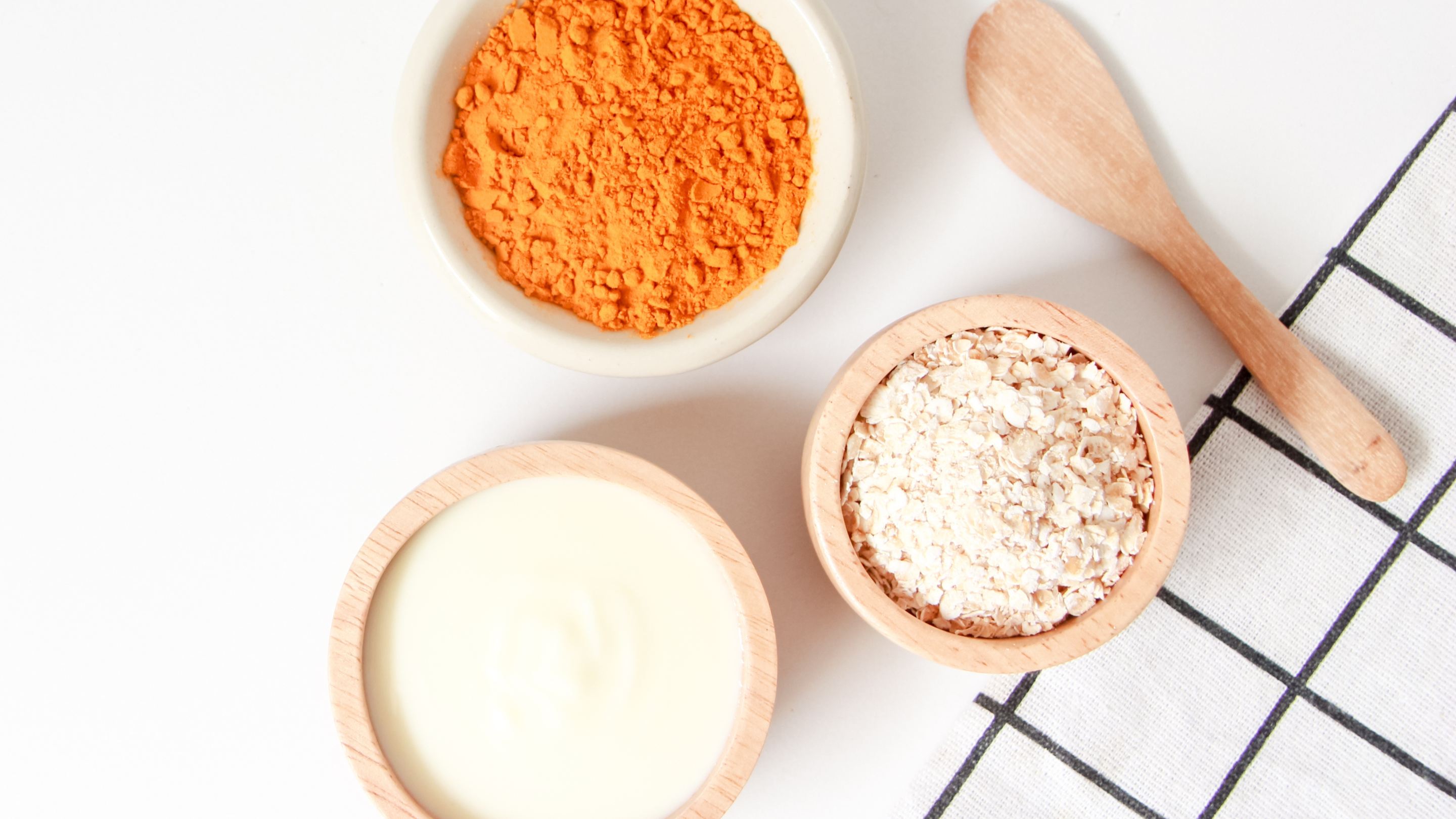 6. Oatmeal, Turmeric and Milk Scrub