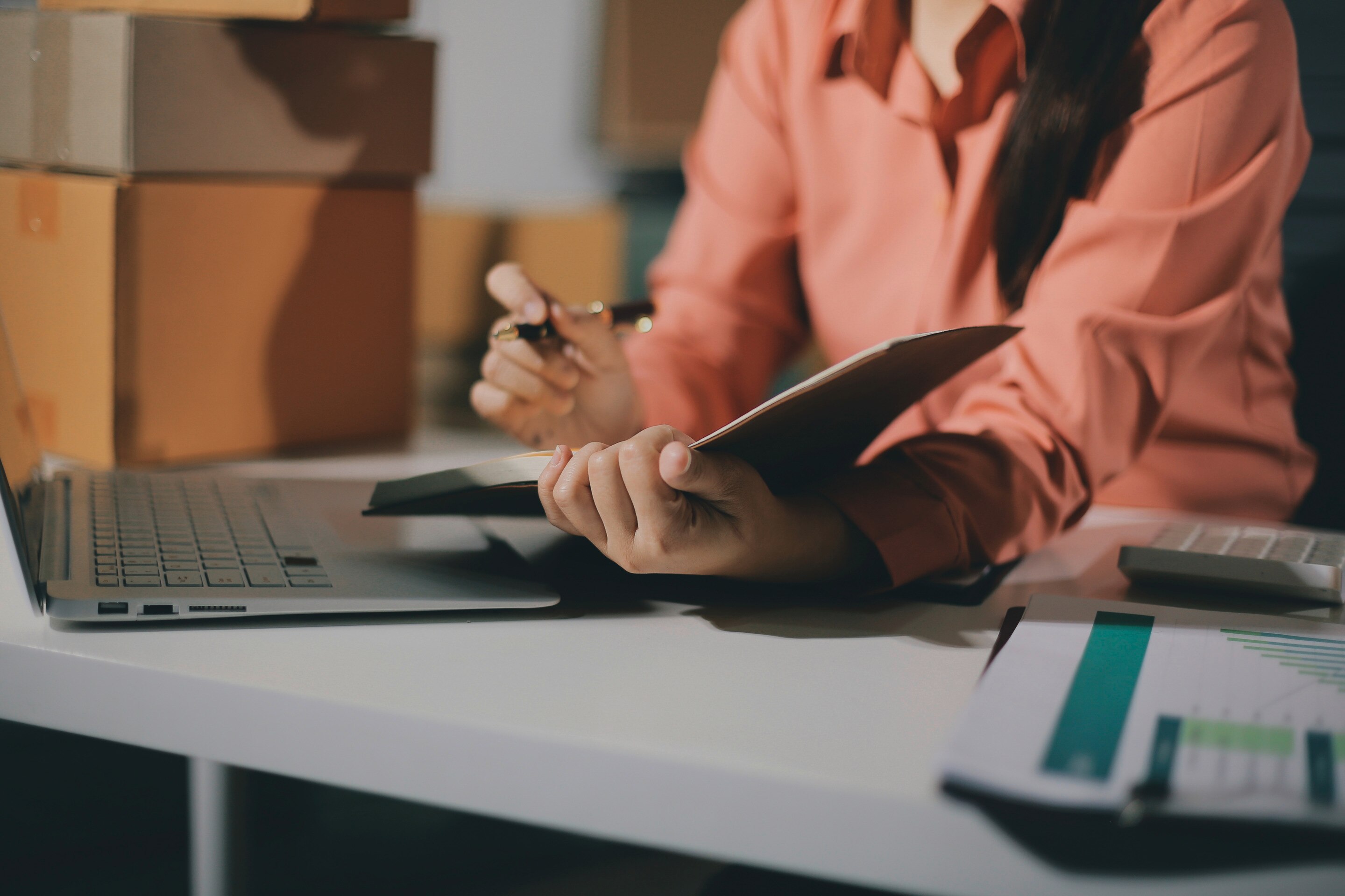 ada wanita Asia sedang mempersiapkan diri agar tidak grogi saat presentasi di kantor.