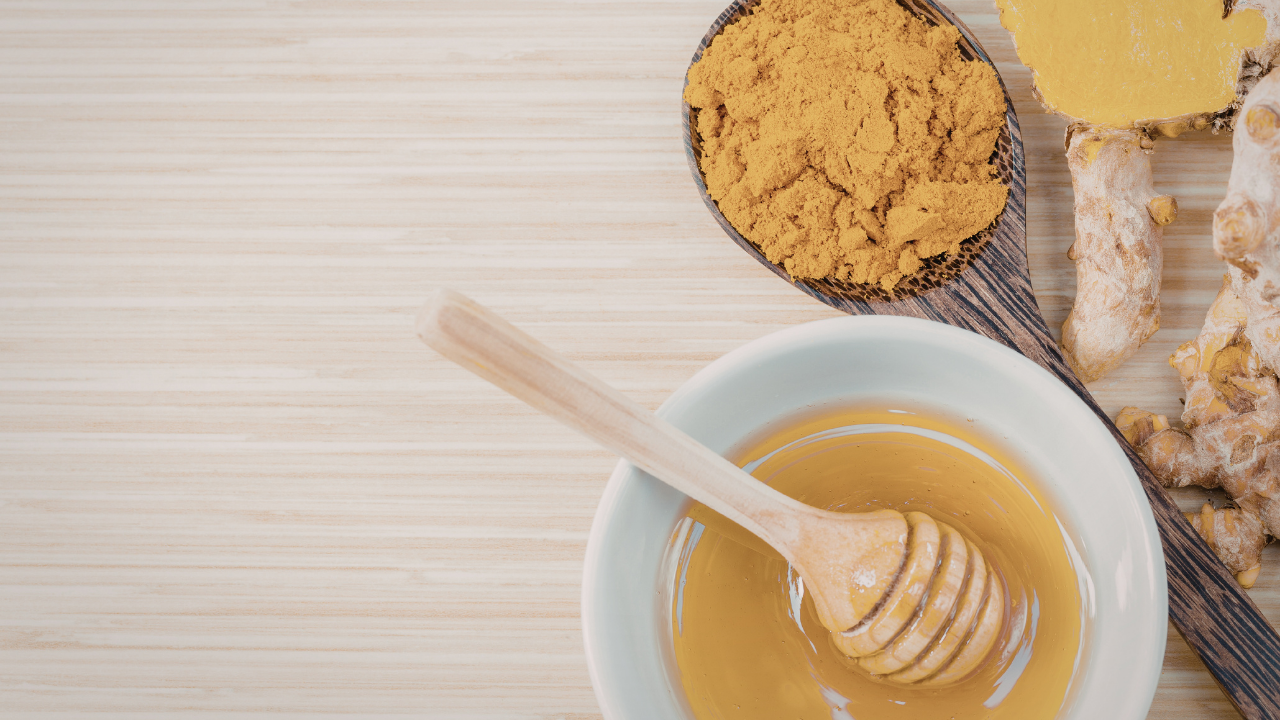 2. Turmeric and Honey Pack: