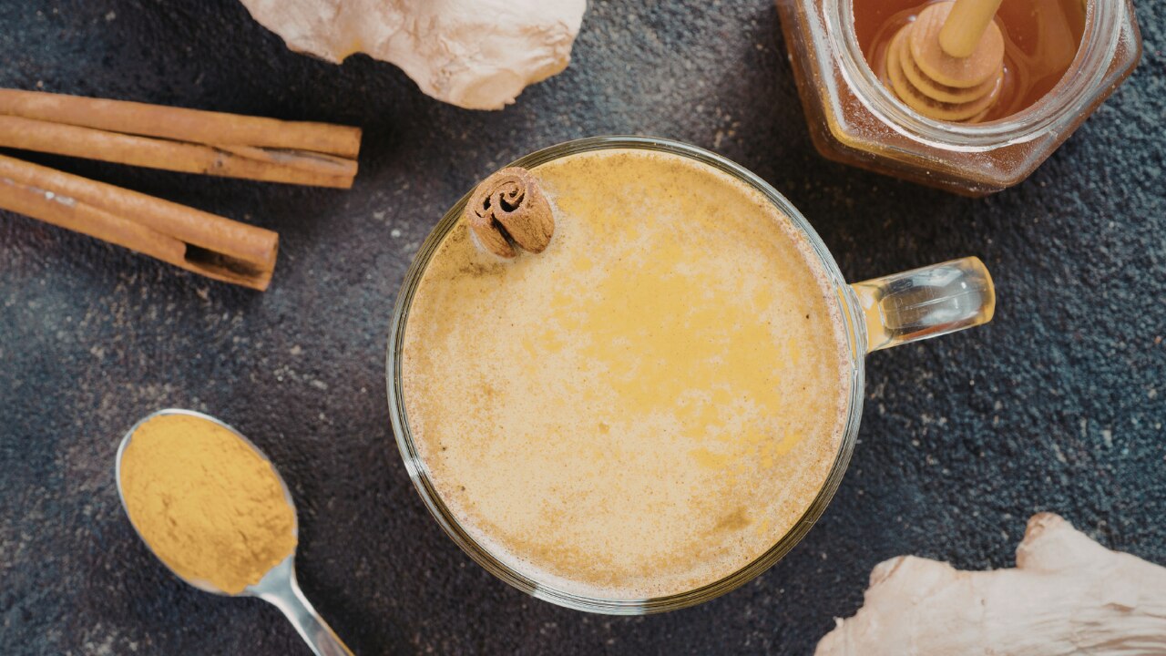 1. Turmeric and Honey Pack: