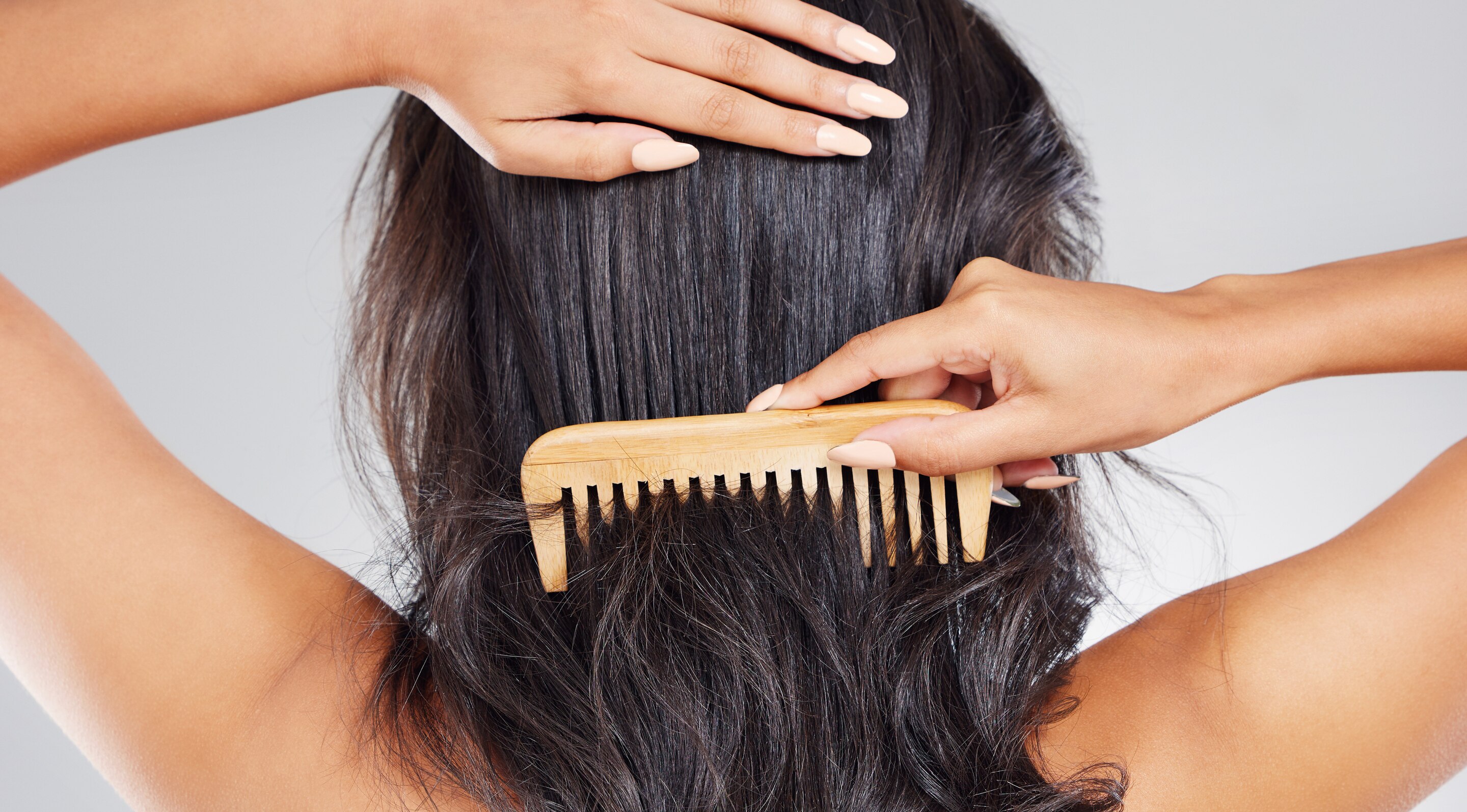 Strengthens Hair Strands and Minimizes Breakage