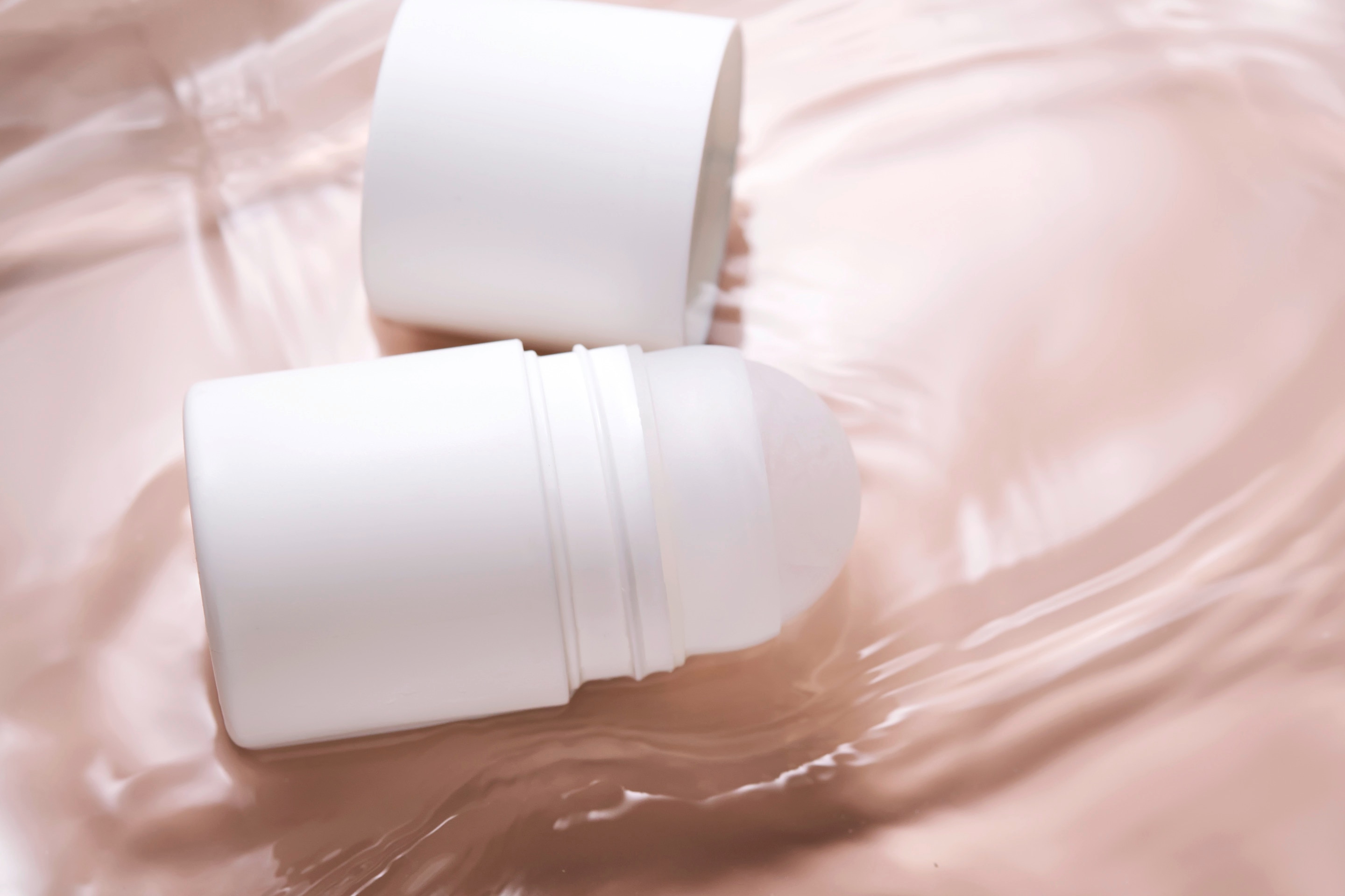 Seperti yang terlihat pada gambar, ada produk deodorant roll on