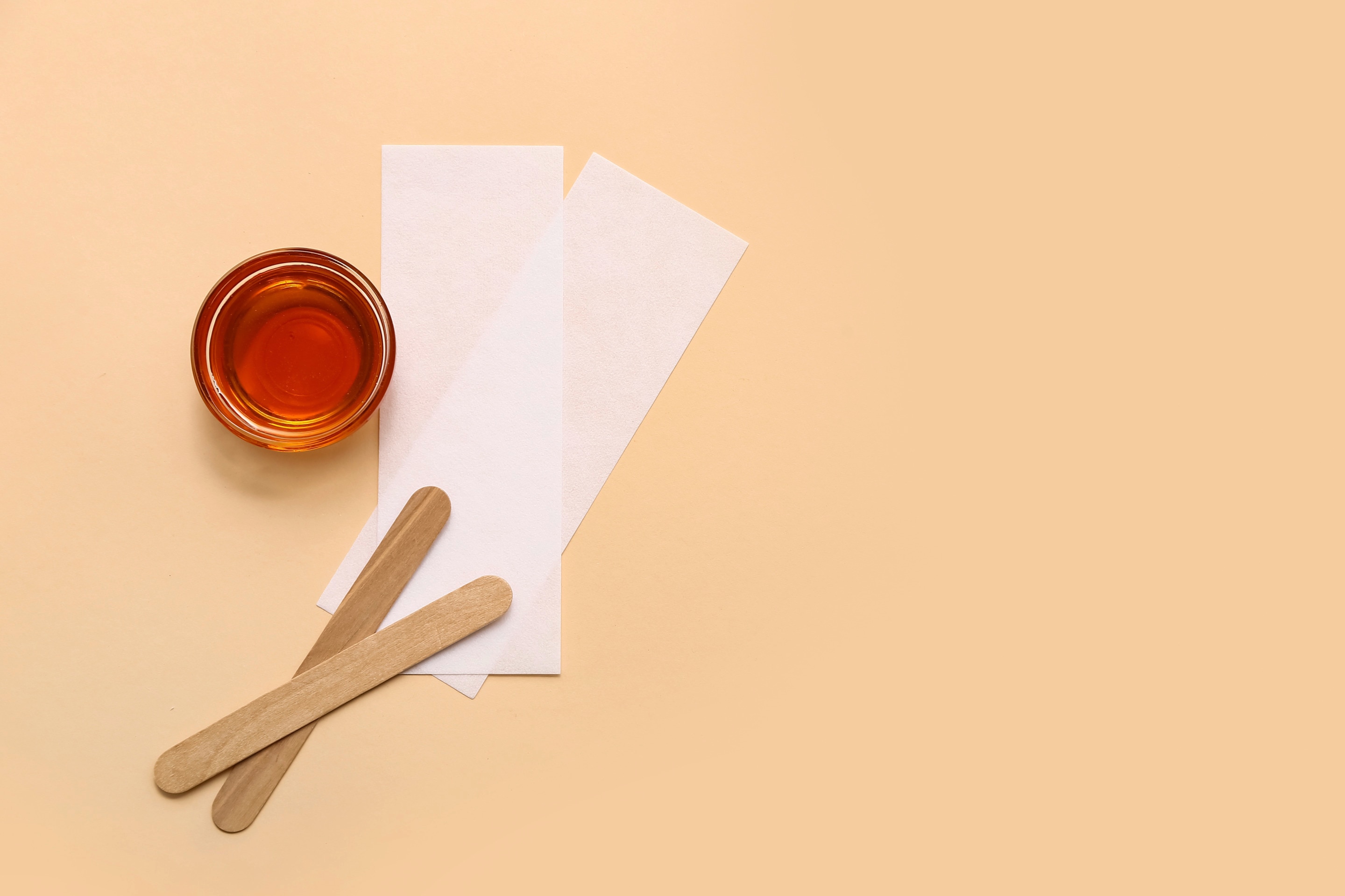 Seperti yang terlihat pada foto, ada peralatan untuk waxing ketiak 