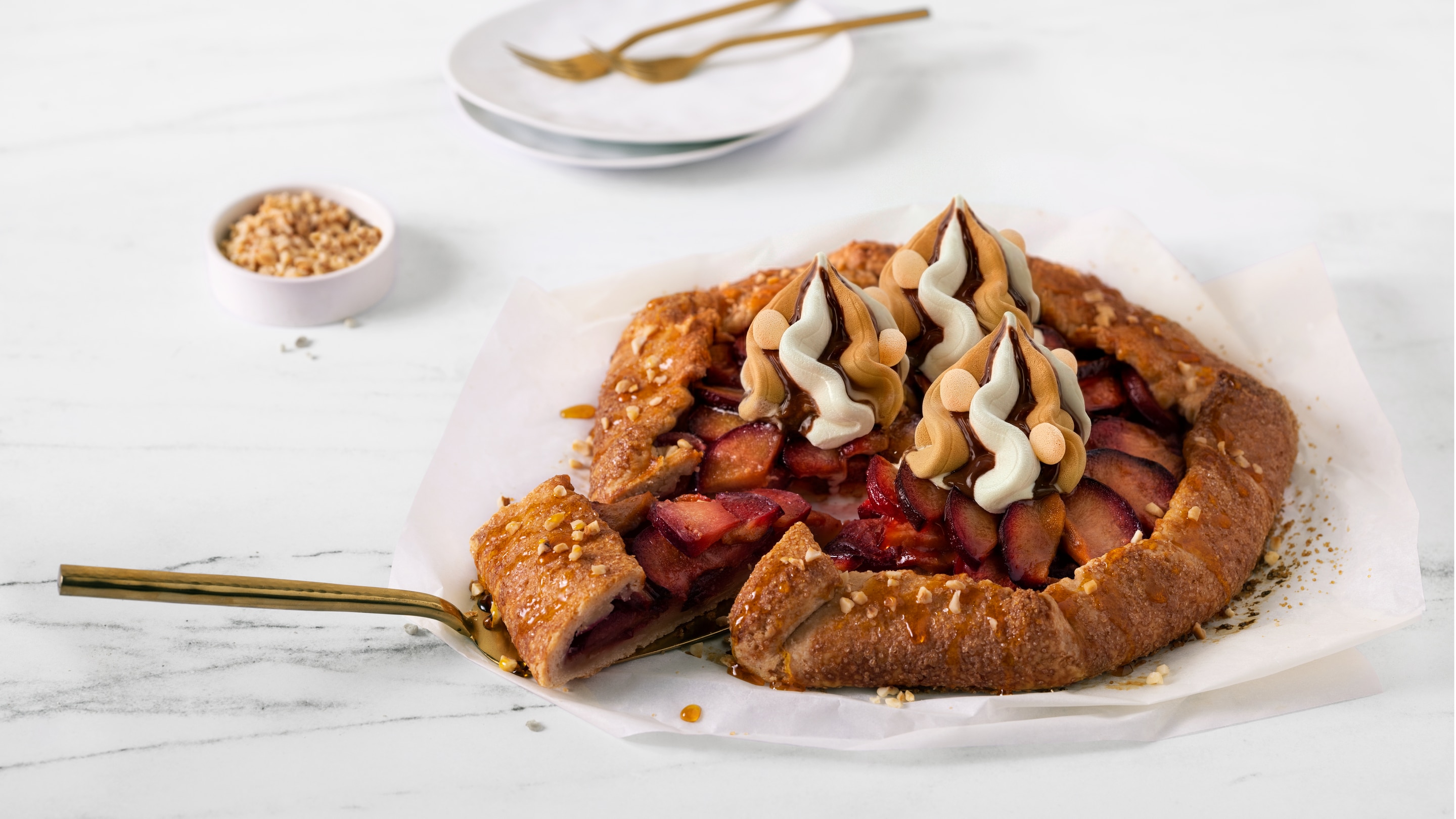 Rusztikus szilvás tart Carte d’Or Somlói galuska jégkrémmel