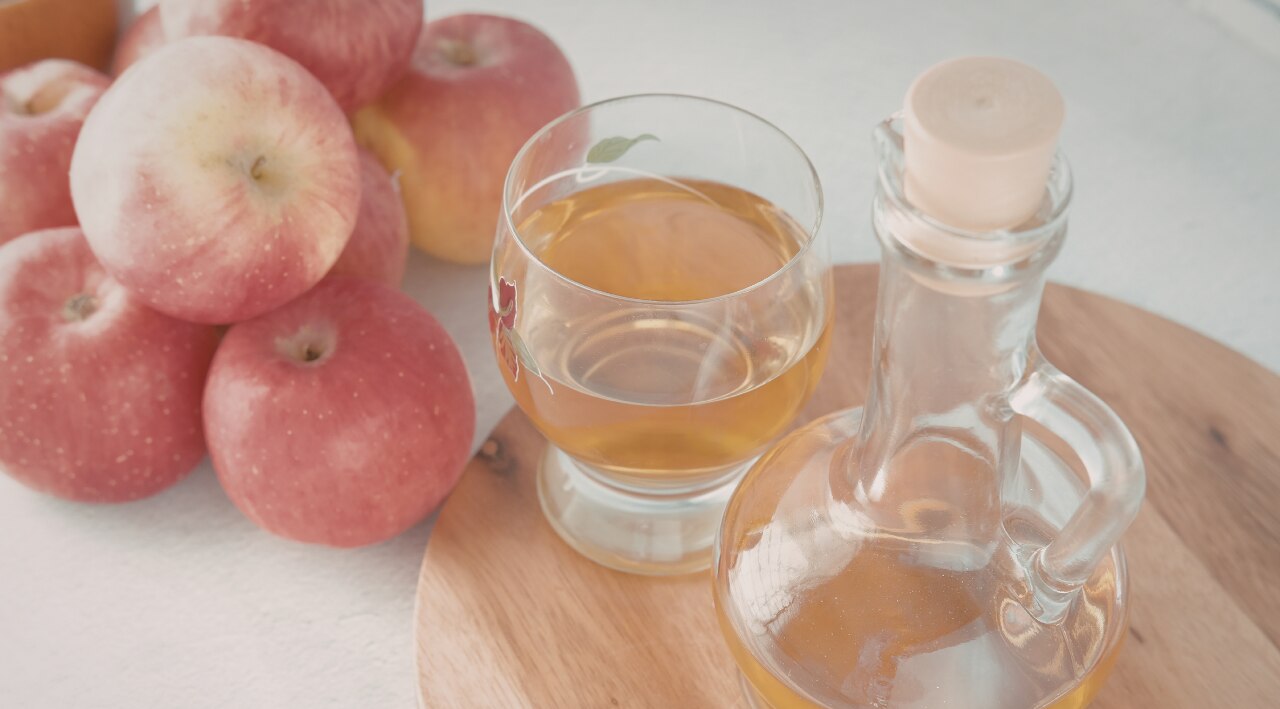 2. Apple Cider Vinegar Rinse