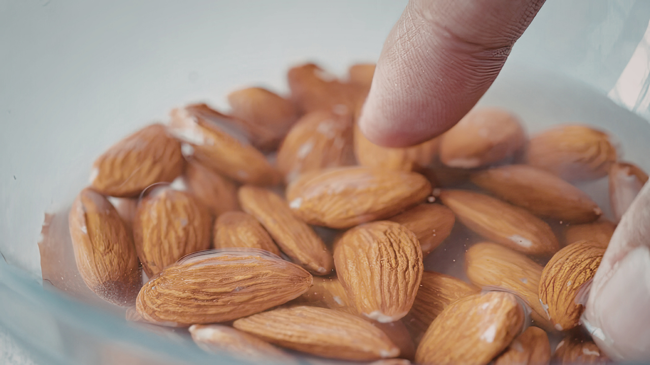 How to Eat Soaked Almonds