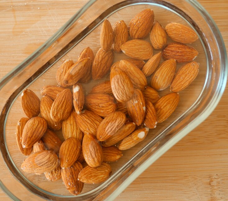 Image of Benefits of Soaked Almonds: Nutrition, How to Eat & How Many Per Day