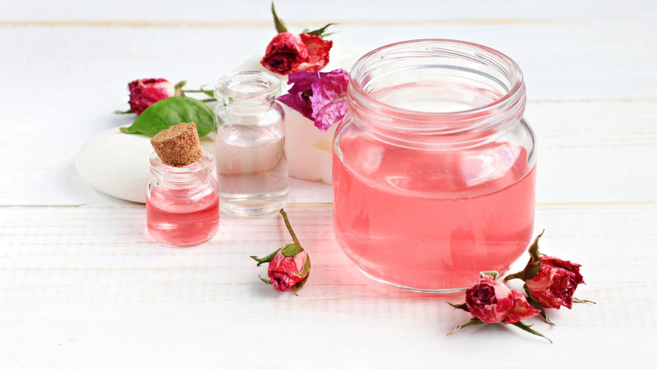 1. Gram Flour & Rose Water Pack