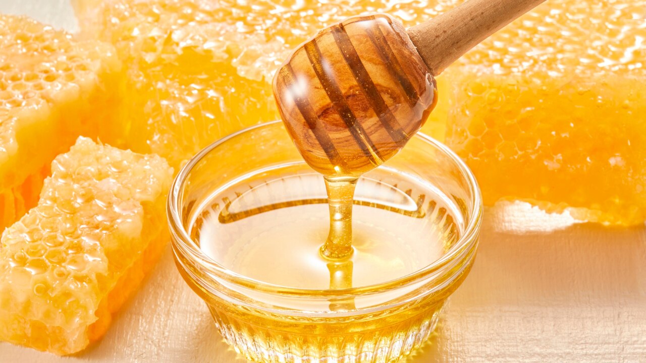 4. Gram Flour & Honey Pack